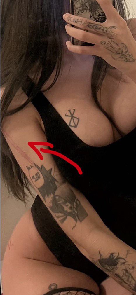 rukiacos's tweet photo. just because you’re a jealous girl doesn’t mean i’m AI. i’ve been doing cosplay since i was 15, and i’ve been posting cosplay online since 2024. i have irl friends on this account too. yes, i sometimes remove my tattoos and my scars because i don’t think they really fit a character’s aesthetic, but that’s as far as it goes. i don’t support ai, and i haven’t suddenly changed my mind today. i literally have my main account with my face on it. and btw, there are even a few photos from when i was skinny.

you can literally see what i’m hiding when i edit my photos: scars. ^^ but sure, keep harassing people for no reason.