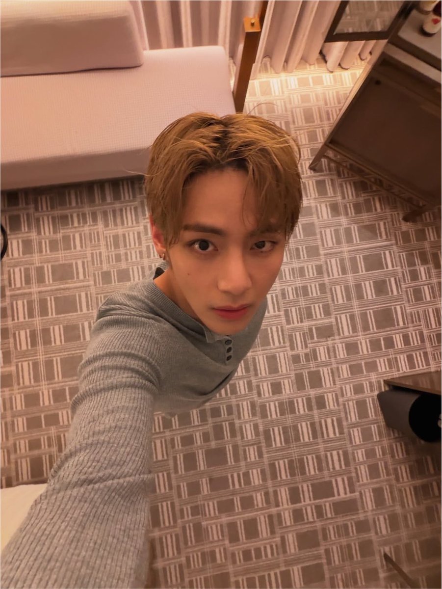 Supbnj's tweet photo. แกชั้นเพิ่งเห้นว่าคุนหนูวีใส่เสื้อตัวนี้ ครือ POV ฉันตอนใส่เสื้อแฟนแล้วถ่ายลงตอรี่มากก https://t.co/KC6iqhOpNQ