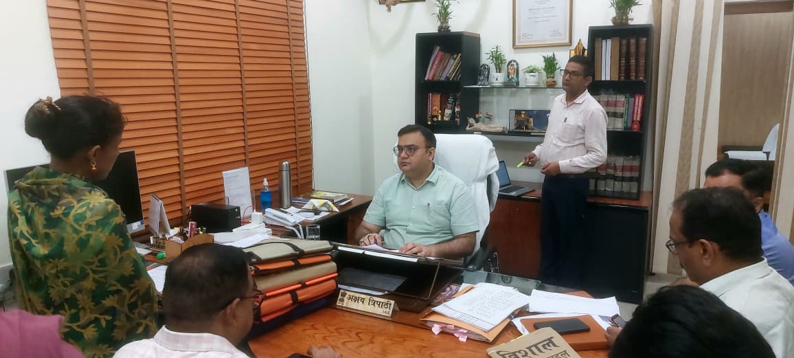 DMBahraich's tweet photo. जनता दर्शन के दौरान जन समस्याओं की सुनवाई करते हुये जिला अधिकारी अक्षय त्रिपाठी। @CMOfficeUP @ChiefSecyUP @UPGovt @InfoDeptUP https://t.co/OiLtu6dVIl