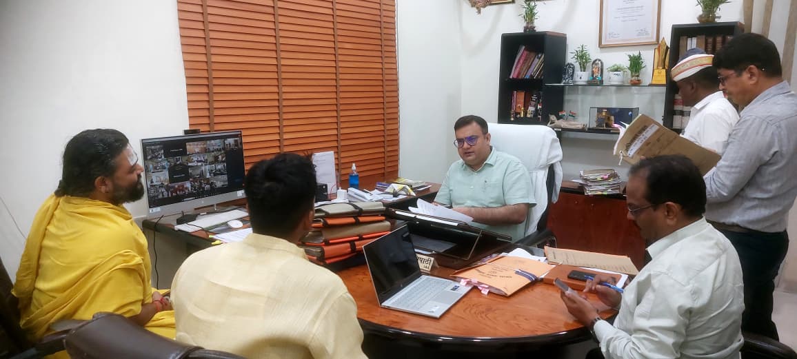 DMBahraich's tweet photo. जनता दर्शन के दौरान जन समस्याओं की सुनवाई करते हुये जिला अधिकारी अक्षय त्रिपाठी। @CMOfficeUP @ChiefSecyUP @UPGovt @InfoDeptUP https://t.co/OiLtu6dVIl