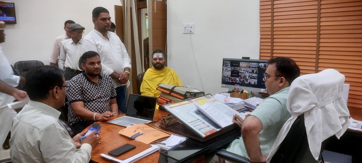DMBahraich's tweet photo. जनता दर्शन के दौरान जन समस्याओं की सुनवाई करते हुये जिला अधिकारी अक्षय त्रिपाठी। @CMOfficeUP @ChiefSecyUP @UPGovt @InfoDeptUP https://t.co/OiLtu6dVIl