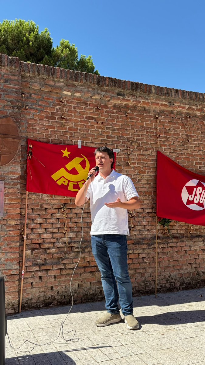 elpcm's tweet photo. 🌹 Hoy, como cada año, hemos organizado junto a la @UJCEMadrid el homenaje a las 13 Rosas y 43 claveles, fusiladas en 1939 por el régimen franquista.

No hay mejor manera de honrar su memoria que seguir luchando y militando cada día, tal y como ellas y ellos nos enseñaron ✊ https://t.co/mMtZyuT5iq