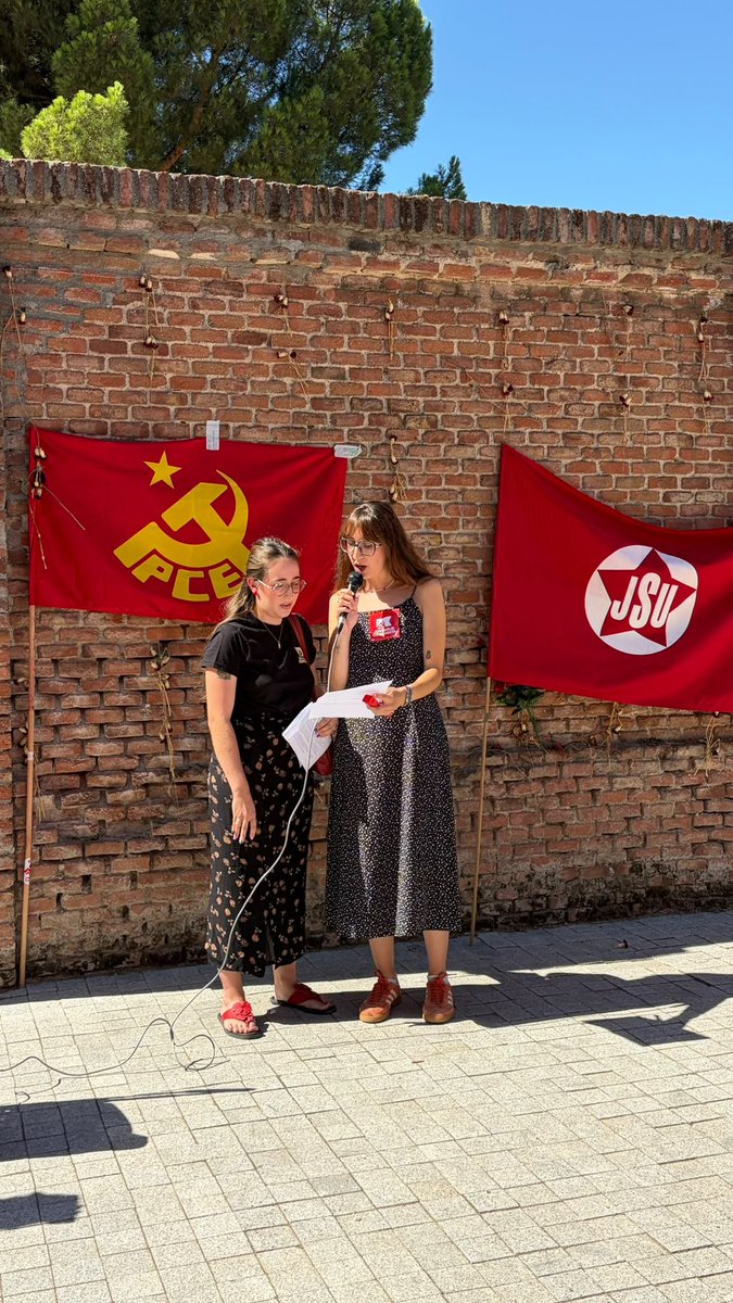 elpcm's tweet photo. 🌹 Hoy, como cada año, hemos organizado junto a la @UJCEMadrid el homenaje a las 13 Rosas y 43 claveles, fusiladas en 1939 por el régimen franquista.

No hay mejor manera de honrar su memoria que seguir luchando y militando cada día, tal y como ellas y ellos nos enseñaron ✊ https://t.co/mMtZyuT5iq