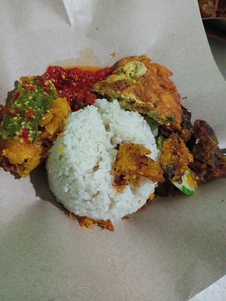 205fromu's tweet photo. ayam penyet 15k itu termasuk murah atau mahal guys? 

kalian udah makan?? https://t.co/3NU9EeZtaU