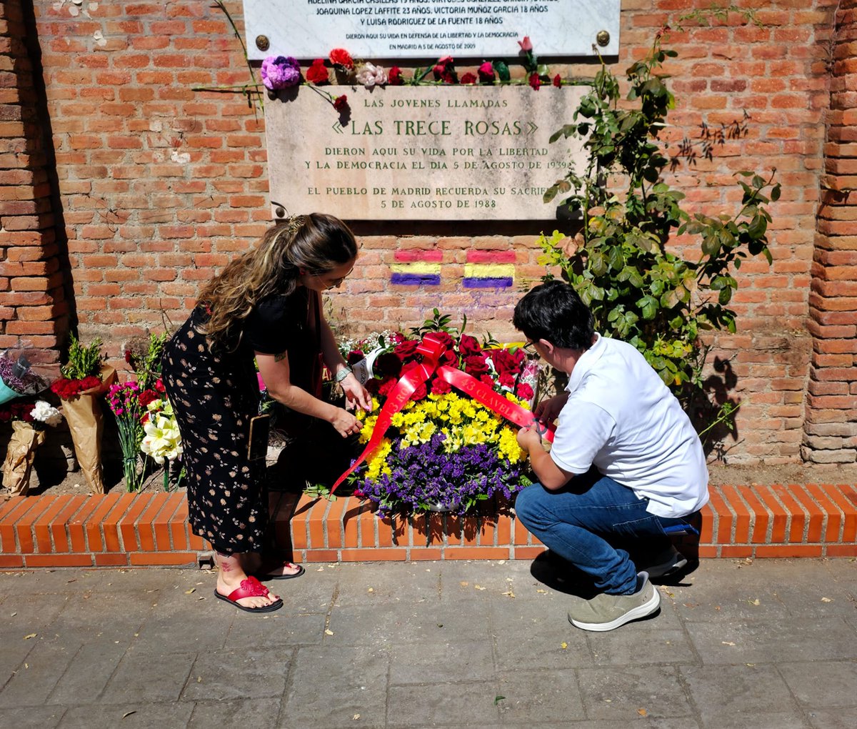 elpcm's tweet photo. 🌹 Hoy, como cada año, hemos organizado junto a la @UJCEMadrid el homenaje a las 13 Rosas y 43 claveles, fusiladas en 1939 por el régimen franquista.

No hay mejor manera de honrar su memoria que seguir luchando y militando cada día, tal y como ellas y ellos nos enseñaron ✊ https://t.co/mMtZyuT5iq