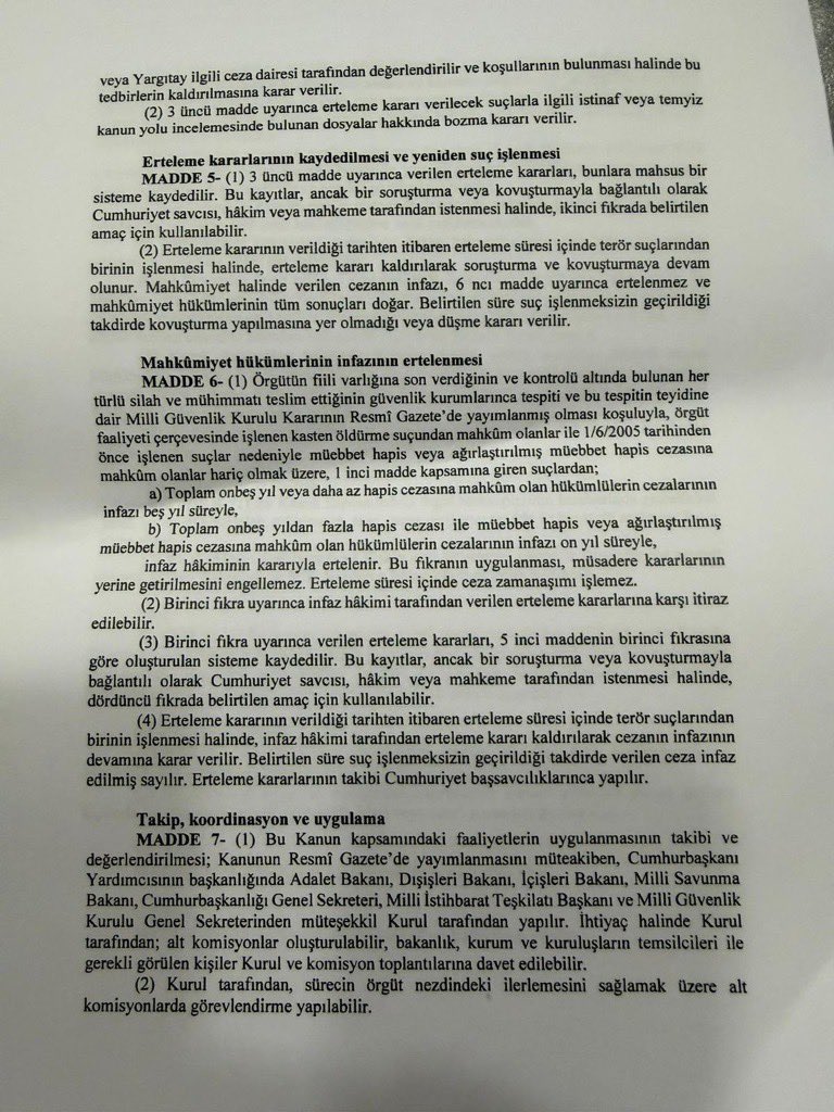 ArifZerevan's tweet photo. DEM Parti resmen Türkmen kökenli Ülkücü Öcalan’ın kurduğu PKK/KCK’nin bir “terör örgütü” olduğunu açıklayan kanun teklifine imza attı.

Öcalan’ın Ankara’da kurduğu örgütün “Kürtlerin örgütü olmadığını” bizzat Öcalan daha önce meclis komisyonuna anlattı. Solcu olan ve Kürtlere karşı kurulan PKK/KCK son 50 yılda sadece Kürtlere zarar verdi.

Adına “çerçeve yasa” denilen bu kanun teklifinin de Kürtler ve Kürtlerin milli hakları ile bir alakası yoktur. Sadece Öcalan ve örgütü PKK/KCK ile alakası vardır. Bu kanuna göre bütün eski PKK/KCK’liler değil ama bazıları “pişmanlık duyarak” Türkiye’ye dönüp denetim altında bulunabilirler.

..:: 1. DEM Parti resmen PKK/KCK’nin bir “terör örgütü” olduğunu tanımlayan kanun teklifinin altına imza atarak Öcalan’ın da “terör örgütü lideri” olduğunu kabul etti.
..:: 2. Öcalancılar ve DEM Parti konuyu çarpıtarak bu kanunu “Kürt meselesi” ile ilişkilendiriyorlar  ama bu kanun sadece PKK/KCK üyeleri hakkındadır. Kürt milli meselesi ile alakası yoktur.

Kürtlerin bu beladan kurtulmaları iyi olacaktır. Öcalan ve örgütü tam 50 yıldır Kürtlerin aleyhine çalışıyorlar.