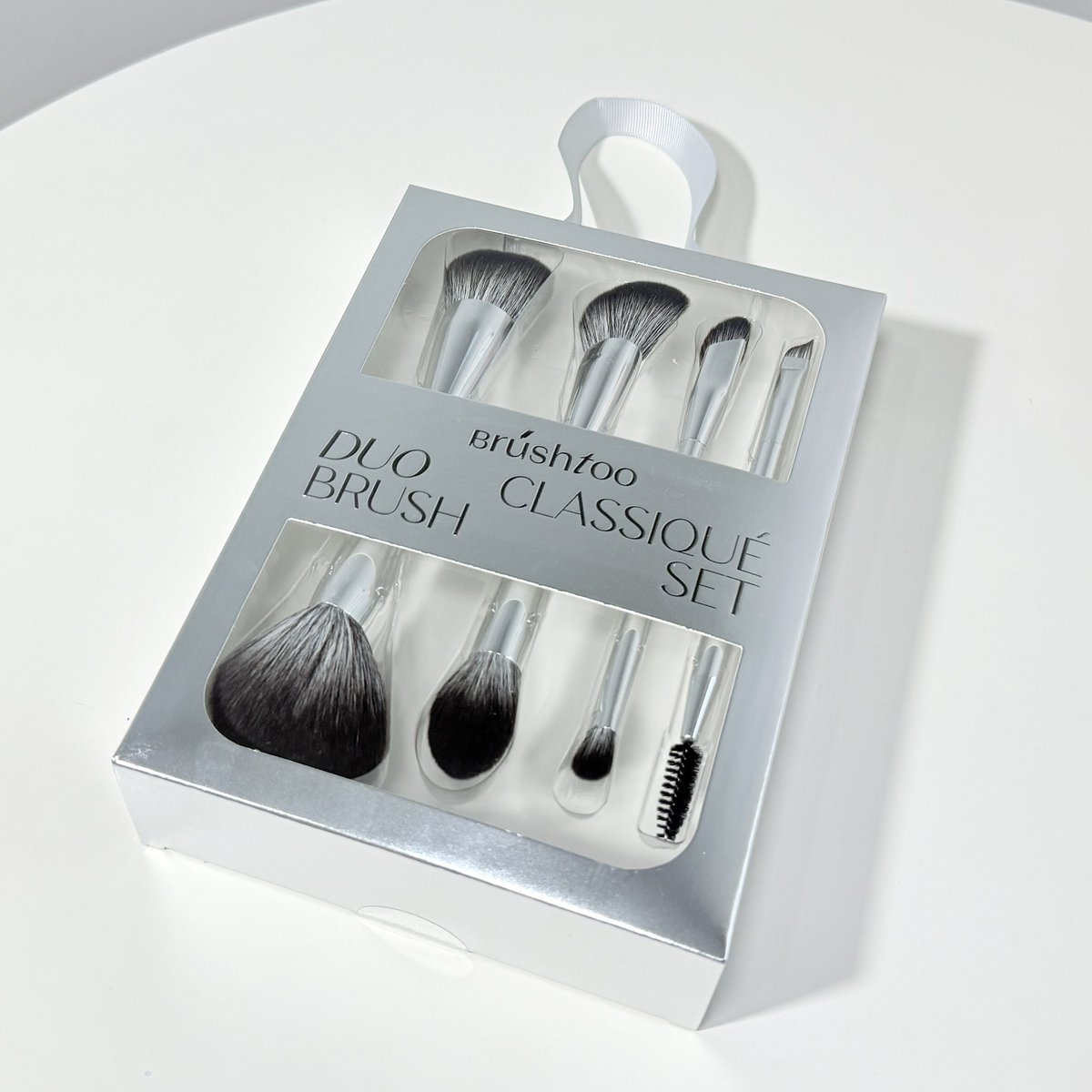 Phanbie's tweet photo. 🤍แปรงคอลใหม่ DUO CLASSIQUE BRUSH SET ของ BRUSHTOO ชีก็ติดแกลมเกิน ￼ด้ามสีเงินสวยมาก ที่ชอบคือไม่ต้องพกแปรงเยอะ แค่ 4 ด้ามมี 8 หัว แต่งงานผิวได้ทั้งหน้า ละขนแปรงแสนจะนุ่ม ใช้ละไม่บาดผิวเลย ยิ่งมือใหม่หัดแต่งแนะนำๆ https://t.co/TAYHdDSuv7