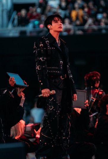 jmjklab's tweet photo. 📍| A Billboard destacou a performance vocal do BTS no MetLife Stadium, dando atenção especial a #Jungkook durante a apresentação da música "Like Animals".

A publicação ressaltou o desempenho do vocalista principal na quinta faixa do show, destacando sua capacidade de encaixar ad-libs impressionantes ao longo dos refrões divididos com a vocal line. O momento foi apontado como uma demonstração do domínio e da evolução técnica de Jungkook no controle de sua voz ao vivo.
