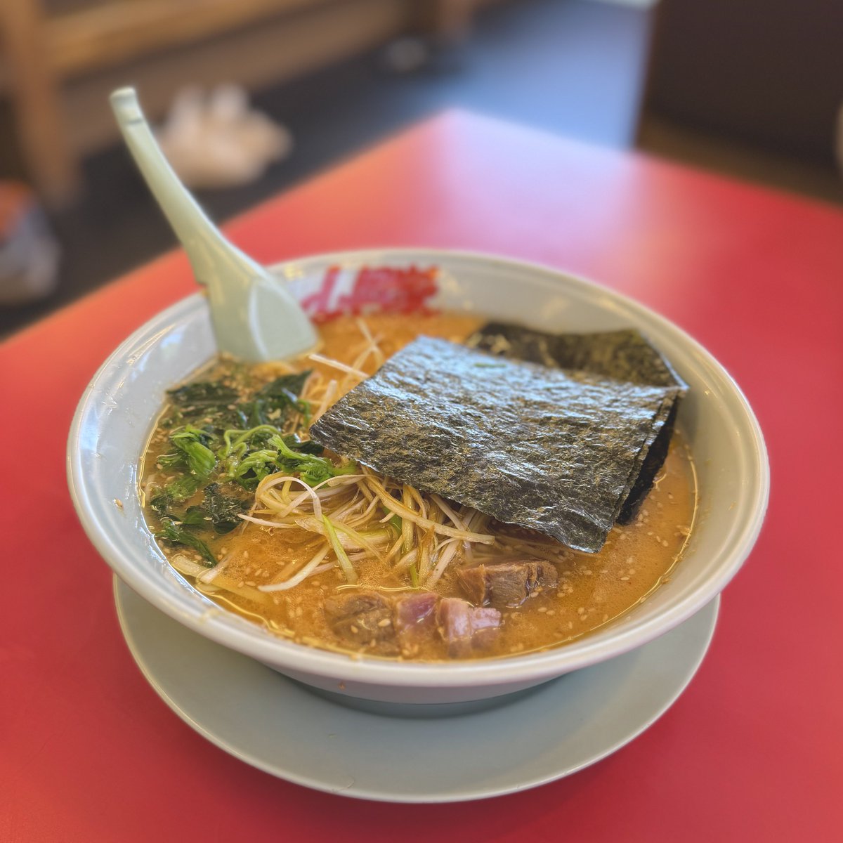 hi_beetle's tweet photo. 太田市東別所町
ラーメン山岡家大泉店にて
特製味噌ネギラーメン
蝦夷出身者に特製味噌を激推しされたが油がちょっと多かった😅
お酢をレンゲ1杯
豆板醤少々
次回はプレ塩を食べてみたい🍜 https://t.co/ufK0zjbGnO