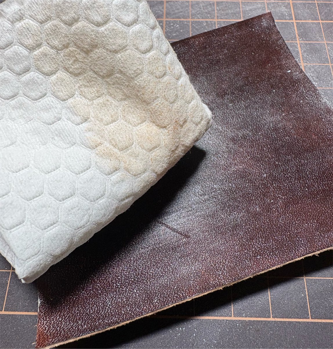 IKLeather's tweet photo. これは市販のブルームワックスで実験したもの
水拭きしても色移りしないウレタントップの厚塗りすら貫通する色落とし性能なので、ひとまずホワイトワックスにおける色止めは自分には無理という結論にしておきたいと思います。 https://t.co/Z09Ot7uARy