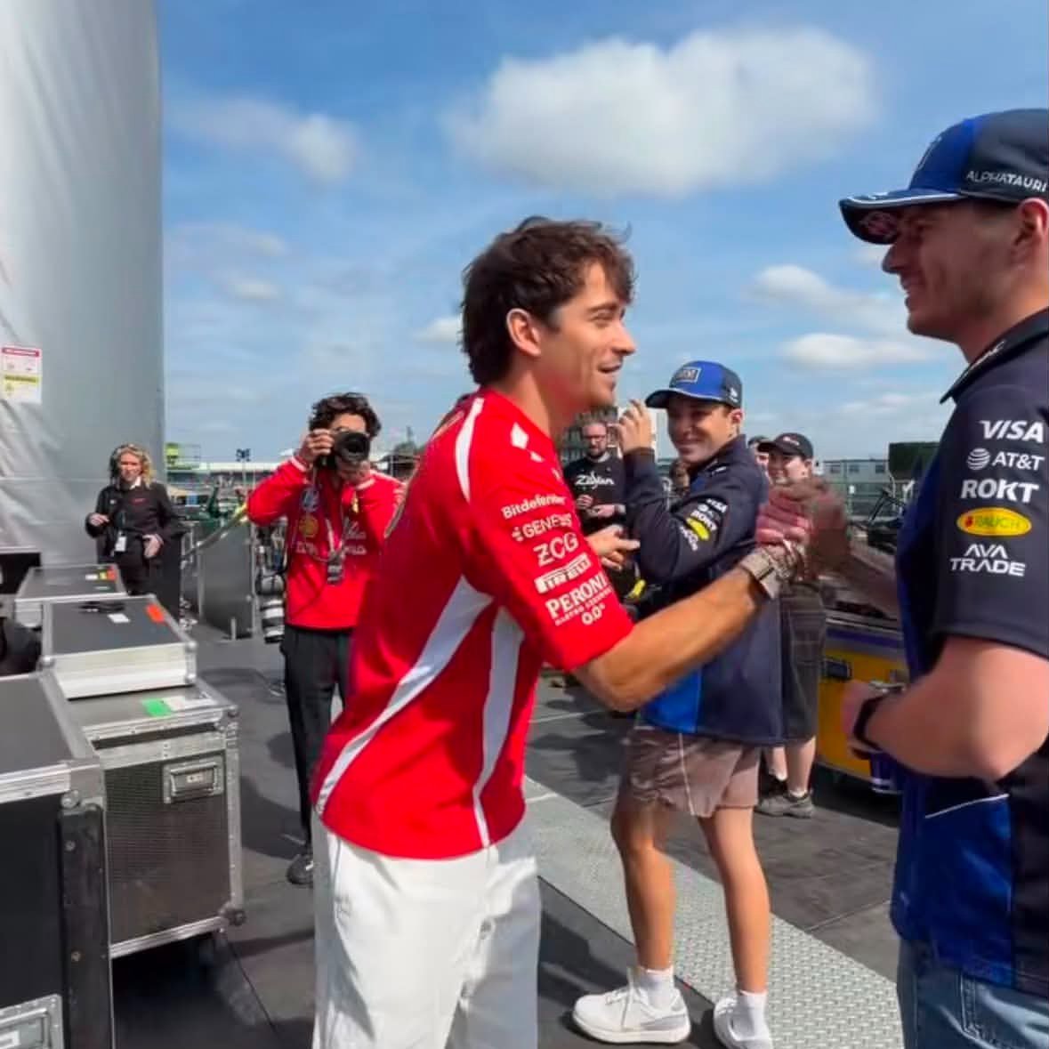 leccverst's tweet photo. Antoine siempre esta en ell momento justo, aun asi no subió la foto del saludo de Max y Charles (la necesito) 😭 https://t.co/Oy8wTfgNtE