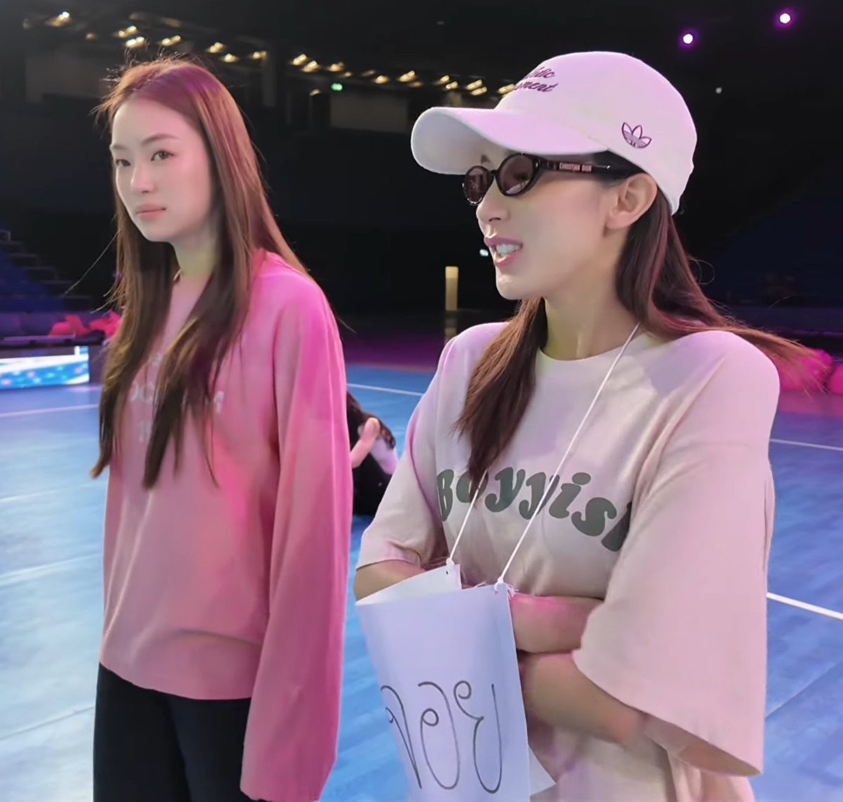 Ysmile211's tweet photo. หมิวคือคนที่ติดพี่เอนจอยที่สุดมั้ย🤏🏻🤏🏻 งอแงจะให้พี่จ๋องมายืนด้วยแต่พี่ไม่ตามใจเลยเดินมาเอง ฮือพี่เอนจอยเลี้ยงน้องหมิวหรอคับ แถมหมิวยังบอกดีใจที่ได้อยู่สีเดียวกับจอย🥺🥺🫶🏻🫶🏻🤍🤍🫳🏻🫳🏻 https://t.co/3d7DHcHUc6