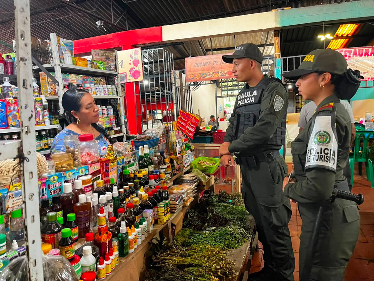 ProteccionPonal's tweet photo. En Putumayo, realizamos una jornada de sensibilización dirigida a comerciantes, brindando recomendaciones para prevenir la extorsión e invitando a denunciar oportunamente a través de las líneas de atención. https://t.co/WOYgVbXTfA