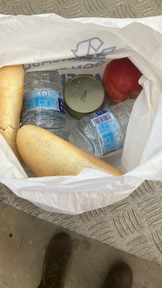 CanarioToday's tweet photo. Lo que se sirve de comer a los militares destinados en Ceuta mientras trabajan tras el asalto de inmigrantes ilegales.

Frente a ello, el almuerzo que se sirve a los inmigrantes ilegales en los centros.

La comparación habla por sí sola.

PSOE ⤵️ https://t.co/B6DPaFbA6R