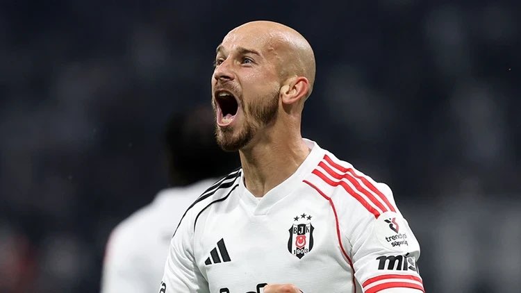 ClassHaber_'s tweet photo. Serdal Adalı, Salah’tan önce sağ kanat beklentisi yoktu demiş.

Galatasaray, Fenerbahçe, Trabzonspor hatta ve hatta Başakşehir’in As sağ kanat oyuncuları Beşiktaş’ın As sağ kanat oyuncusundan daha iyi.

Üstelik daha da acı veren gerçek ise;
Bu takımların yedek Sağ kanat 
oyuncuları bile Beşiktaş’ın As sağ kanat oyuncusundan daha iyi.

Haklısın sayın Başkan, sağ kanat beklentimizin olmaması lazım evet.

Rezil ettin Beşiktaş’ı. 
Daha da uzatmadan istifa etmen 
en doğrusu olacaktır.

#SerdalAdalıİstifa
