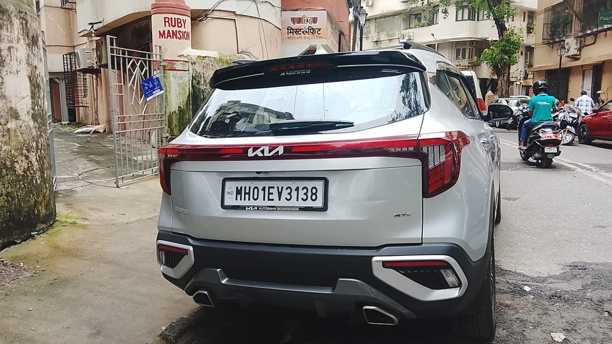 CFCLover27's tweet photo. This car is blocking the gate of Ruby Mansion at Barrack Rd. Please inform Azad Maidan Police station. @MTPHereToHelp https://t.co/nbrUbv38oA