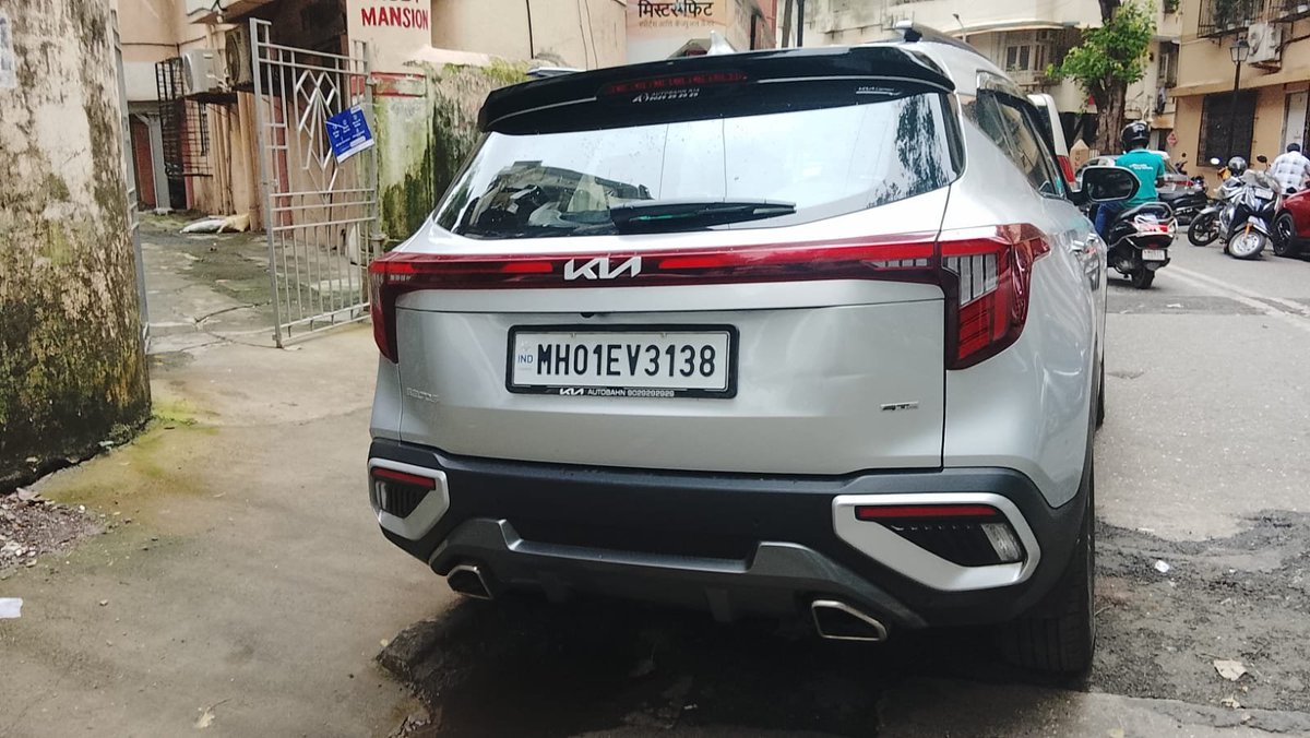 CFCLover27's tweet photo. This car is blocking the gate of Ruby Mansion at Barrack Rd. Please inform Azad Maidan Police station. @MTPHereToHelp https://t.co/nbrUbv38oA