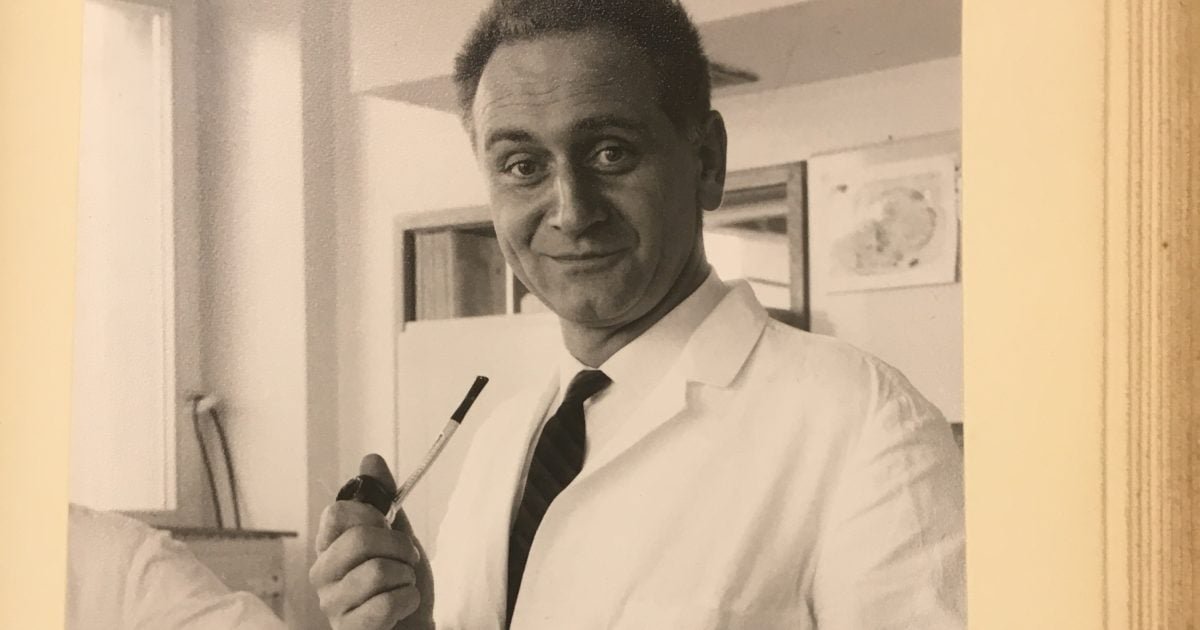 tkapler's tweet photo. Bez sovětské pavědy by Československo mělo minimálně o jednoho nobelistu navíc – a možná i o celou generaci vědců, kteří by nemuseli odcházet do emigrace.

V prosinci 1960 stál Peter Medawar ve Stockholmu a ve své nobelovské (@NobelPrize) přednášce výslovně zmínil českého kolegu. Milan Hašek totiž už v roce 1953 na kuřatech ukázal totéž, co britský tým na myších, jen svůj objektivní nález pojmenoval jinak. Medawar to sice řekl nahlas, prestižní ocenění však připadlo pouze jemu a Macfarlaneu Burnetovi.

Haškovi tehdy nebylo ani třicet let. Vzal dvě kuřecí vejce, vyřízl ve skořápkách okénka a spojil cévy zárodků tenkým tkáňovým můstkem. Vznikla tak umělá parabióza – společný krevní oběh dvou geneticky odlišných embryí. Po vylíhnutí kuřata navzájem tolerovala kožní štěpy a netvořila protilátky proti krvinkám partnera. Experiment byl zcela čistý a důmyslný.

Jenže Hašek pracoval v Československu roku 1953, kde oficiální biologii ovládal lysenkismus – sovětská ideologie odmítající existenci genů a tvrdící, že získané vlastnosti se dědí. Hašek proto musel výsledek publikoval jako „vegetativní hybridizaci“. Výzkumná data byla správná, avšak použitý jazyk i vědecká interpretace byly vynucené ideologií. Článek navíc vyšel pouze v češtině. Medawarův tým ve stejném roce publikoval v prestižním časopise @Nature studii s jasným imunologickým výkladem.

Kdyby mohl Hašek od počátku otevřeně pojmenovat, co skutečně objevil – tedy získanou imunologickou toleranci –, situace by vypadala jinak. Nobelův výbor totiž nehodnotí pouze samotná data, ale i správné pochopení podstaty jevu. Ideologie vědce v rozhodující chvíli připravila o správný teoretický rámec i o mezinárodní viditelnost.

Hašek však nezůstal u jednoho experimentu. Založil pražskou imunogenetickou školu, která v 60. letech patřila ke světové špičce. Vychoval generaci excelentních badatelů, z nichž mnozí po roce 1968 odešli do zahraničí a stali se klíčovými postavami oboru.

Jan Klein, který v Haškově ústavu začínal pracovat na myším histokompatibilním komplexu, se po emigraci vypracoval mezi nejvýznamnější světové imunogenetiky. Formuloval základní model genů MHC a dlouhá léta řídil Ústav Maxe Plancka v Tübingenu. Pavol Iványi se významně podílel na objevu lidského systému HLA – na práci, za niž Jean Dausset obdržel v roce 1980 Nobelovu cenu. Iványi pomohl prokázat, že HLA je lidskou obdobou myšího systému, a založil první laboratoř pro typizaci HLA ve střední Evropě.

Bez této pražské školy by moderní chápání toho, proč lidské tělo odmítá cizí orgán a jak imunitní systém rozlišuje vlastní a cizí tkáně, vypadalo úplně jinak. Systémy MHC a HLA dnes tvoří naprostý základ transplantologie i léčby autoimunitních chorob.

Hašek lysenkismus později veřejně odmítl a s Medawarem se osobně spřátelil. Jejich rodiny se dokonce navštěvovaly, ztrátu Nobelovy ceny však již nic vrátit nemohlo. Ústav, který Hašek založil, působí dodnes pod názvem Ústav molekulární genetiky AV ČR (@imgprague a @Akademie_ved_CR).

Ideologie vědce sebrala titul laureáta, škole, kterou vytvořil, však mezinárodní vliv a vědecké dědictví vzít nedokázala.