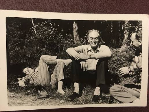 tkapler's tweet photo. Bez sovětské pavědy by Československo mělo minimálně o jednoho nobelistu navíc – a možná i o celou generaci vědců, kteří by nemuseli odcházet do emigrace.

V prosinci 1960 stál Peter Medawar ve Stockholmu a ve své nobelovské (@NobelPrize) přednášce výslovně zmínil českého kolegu. Milan Hašek totiž už v roce 1953 na kuřatech ukázal totéž, co britský tým na myších, jen svůj objektivní nález pojmenoval jinak. Medawar to sice řekl nahlas, prestižní ocenění však připadlo pouze jemu a Macfarlaneu Burnetovi.

Haškovi tehdy nebylo ani třicet let. Vzal dvě kuřecí vejce, vyřízl ve skořápkách okénka a spojil cévy zárodků tenkým tkáňovým můstkem. Vznikla tak umělá parabióza – společný krevní oběh dvou geneticky odlišných embryí. Po vylíhnutí kuřata navzájem tolerovala kožní štěpy a netvořila protilátky proti krvinkám partnera. Experiment byl zcela čistý a důmyslný.

Jenže Hašek pracoval v Československu roku 1953, kde oficiální biologii ovládal lysenkismus – sovětská ideologie odmítající existenci genů a tvrdící, že získané vlastnosti se dědí. Hašek proto musel výsledek publikoval jako „vegetativní hybridizaci“. Výzkumná data byla správná, avšak použitý jazyk i vědecká interpretace byly vynucené ideologií. Článek navíc vyšel pouze v češtině. Medawarův tým ve stejném roce publikoval v prestižním časopise @Nature studii s jasným imunologickým výkladem.

Kdyby mohl Hašek od počátku otevřeně pojmenovat, co skutečně objevil – tedy získanou imunologickou toleranci –, situace by vypadala jinak. Nobelův výbor totiž nehodnotí pouze samotná data, ale i správné pochopení podstaty jevu. Ideologie vědce v rozhodující chvíli připravila o správný teoretický rámec i o mezinárodní viditelnost.

Hašek však nezůstal u jednoho experimentu. Založil pražskou imunogenetickou školu, která v 60. letech patřila ke světové špičce. Vychoval generaci excelentních badatelů, z nichž mnozí po roce 1968 odešli do zahraničí a stali se klíčovými postavami oboru.

Jan Klein, který v Haškově ústavu začínal pracovat na myším histokompatibilním komplexu, se po emigraci vypracoval mezi nejvýznamnější světové imunogenetiky. Formuloval základní model genů MHC a dlouhá léta řídil Ústav Maxe Plancka v Tübingenu. Pavol Iványi se významně podílel na objevu lidského systému HLA – na práci, za niž Jean Dausset obdržel v roce 1980 Nobelovu cenu. Iványi pomohl prokázat, že HLA je lidskou obdobou myšího systému, a založil první laboratoř pro typizaci HLA ve střední Evropě.

Bez této pražské školy by moderní chápání toho, proč lidské tělo odmítá cizí orgán a jak imunitní systém rozlišuje vlastní a cizí tkáně, vypadalo úplně jinak. Systémy MHC a HLA dnes tvoří naprostý základ transplantologie i léčby autoimunitních chorob.

Hašek lysenkismus později veřejně odmítl a s Medawarem se osobně spřátelil. Jejich rodiny se dokonce navštěvovaly, ztrátu Nobelovy ceny však již nic vrátit nemohlo. Ústav, který Hašek založil, působí dodnes pod názvem Ústav molekulární genetiky AV ČR (@imgprague a @Akademie_ved_CR).

Ideologie vědce sebrala titul laureáta, škole, kterou vytvořil, však mezinárodní vliv a vědecké dědictví vzít nedokázala.