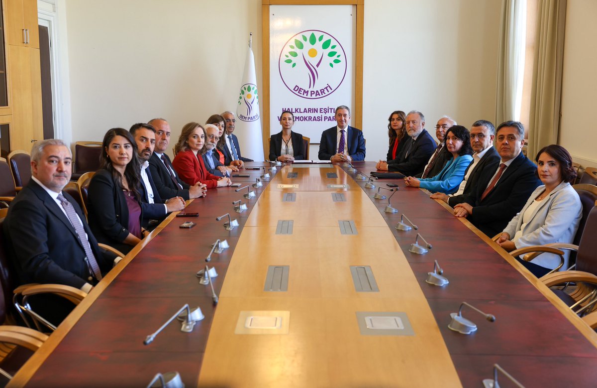tuncerbakirhan's tweet photo. Bu sadece bir metnin altına atılmış bir imza değil. Barışa, demokrasiye ve ortak geleceğimize atılmış bir imzadır. Şimdiden yasa 86 milyona hayırlı olsun. Yolumuz açık olsun, geleceğimiz ortak olsun, barışımız kalıcı olsun. https://t.co/LKiCg8hZEZ