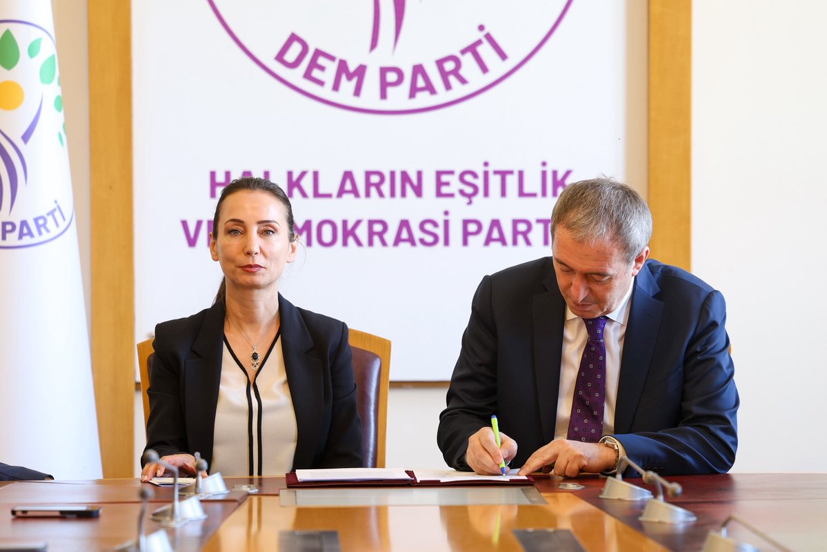 tuncerbakirhan's tweet photo. Bu sadece bir metnin altına atılmış bir imza değil. Barışa, demokrasiye ve ortak geleceğimize atılmış bir imzadır. Şimdiden yasa 86 milyona hayırlı olsun. Yolumuz açık olsun, geleceğimiz ortak olsun, barışımız kalıcı olsun. https://t.co/LKiCg8hZEZ