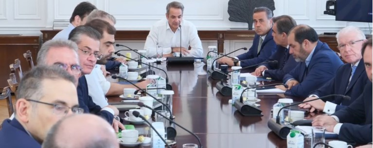 RXRqdEgogik2Z9P's tweet photo. Η κυβέρνηση Μητσοτάκη ξεπερνάει κάθε όριο πολιτικής υποκρισίας!!! 

Μετά την καταστροφή 111.000 στρεμμάτων (όπως αυτή λέει...) παρουσιάζει ως «επιτυχία» αστεία μέτρα: 534 ευρώ για τρεις μήνες, φορολογικές αναστολές-καραμέλες και έργα που θα ξεκινήσουν… τον Σεπτέμβριο. Αυτή δεν είναι αρωγή· είναι εμπαιγμός.
Ενώ οι πολίτες έχασαν σπίτια, ζώα και περιουσίες, η κυβέρνηση παίζει με χρονοδιαγράμματα, ψηφιοποιήσεις και «φυσική αναγέννηση». Η περιβόητη πρόληψη Antinero απέτυχε παταγωδώς, αλλά αυτοί πανηγυρίζουν. 
Και για να καλύψουν την κρατική ανικανότητα, προβάλλουν δωρεά ιδιώτη 25 εκατ. ευρώ σαν σωτηρία.Δεν πρόκειται για στήριξη πυρόπληκτων. Πρόκειται για επικοινωνιακό τρικ μιας κυβέρνησης που αφήνει τη χώρα να καίγεται κάθε χρόνο και μετά μοιράζει ψίχουλα, υποσχέσεις και καθυστερήσεις.

Ντρέπεται κι η ντροπή!!!
Αυτοί όχι!!!