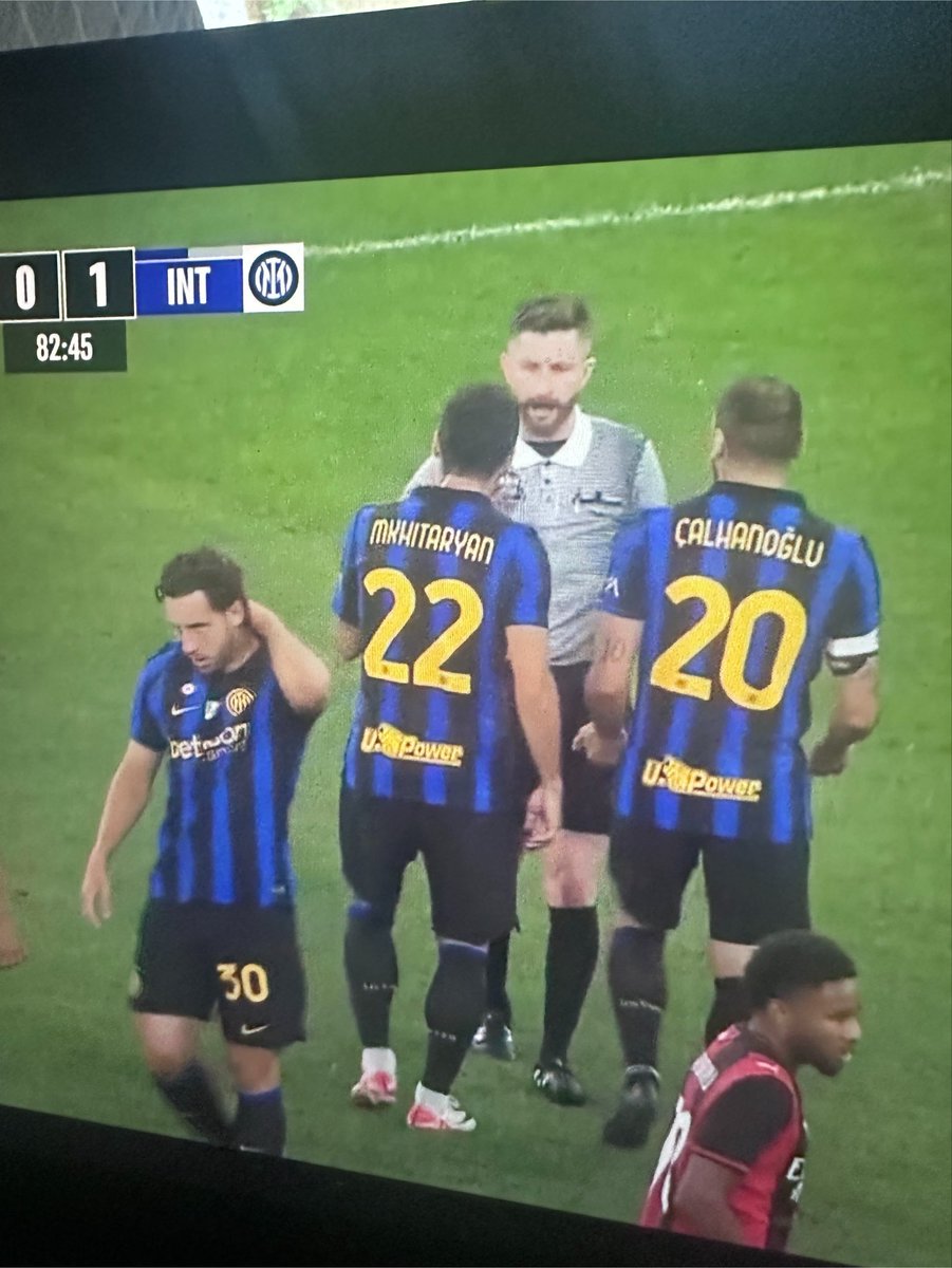 accountnumero38's tweet photo. Arbitro accerchiato anche il 5 di agosto in Australia ahahah https://t.co/h3LnhQAKjU
