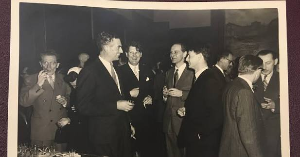 tkapler's tweet photo. Bez sovětské pavědy by Československo mělo minimálně o jednoho nobelistu navíc – a možná i o celou generaci vědců, kteří by nemuseli odcházet do emigrace.

V prosinci 1960 stál Peter Medawar ve Stockholmu a ve své nobelovské (@NobelPrize) přednášce výslovně zmínil českého kolegu. Milan Hašek totiž už v roce 1953 na kuřatech ukázal totéž, co britský tým na myších, jen svůj objektivní nález pojmenoval jinak. Medawar to sice řekl nahlas, prestižní ocenění však připadlo pouze jemu a Macfarlaneu Burnetovi.

Haškovi tehdy nebylo ani třicet let. Vzal dvě kuřecí vejce, vyřízl ve skořápkách okénka a spojil cévy zárodků tenkým tkáňovým můstkem. Vznikla tak umělá parabióza – společný krevní oběh dvou geneticky odlišných embryí. Po vylíhnutí kuřata navzájem tolerovala kožní štěpy a netvořila protilátky proti krvinkám partnera. Experiment byl zcela čistý a důmyslný.

Jenže Hašek pracoval v Československu roku 1953, kde oficiální biologii ovládal lysenkismus – sovětská ideologie odmítající existenci genů a tvrdící, že získané vlastnosti se dědí. Hašek proto musel výsledek publikoval jako „vegetativní hybridizaci“. Výzkumná data byla správná, avšak použitý jazyk i vědecká interpretace byly vynucené ideologií. Článek navíc vyšel pouze v češtině. Medawarův tým ve stejném roce publikoval v prestižním časopise @Nature studii s jasným imunologickým výkladem.

Kdyby mohl Hašek od počátku otevřeně pojmenovat, co skutečně objevil – tedy získanou imunologickou toleranci –, situace by vypadala jinak. Nobelův výbor totiž nehodnotí pouze samotná data, ale i správné pochopení podstaty jevu. Ideologie vědce v rozhodující chvíli připravila o správný teoretický rámec i o mezinárodní viditelnost.

Hašek však nezůstal u jednoho experimentu. Založil pražskou imunogenetickou školu, která v 60. letech patřila ke světové špičce. Vychoval generaci excelentních badatelů, z nichž mnozí po roce 1968 odešli do zahraničí a stali se klíčovými postavami oboru.

Jan Klein, který v Haškově ústavu začínal pracovat na myším histokompatibilním komplexu, se po emigraci vypracoval mezi nejvýznamnější světové imunogenetiky. Formuloval základní model genů MHC a dlouhá léta řídil Ústav Maxe Plancka v Tübingenu. Pavol Iványi se významně podílel na objevu lidského systému HLA – na práci, za niž Jean Dausset obdržel v roce 1980 Nobelovu cenu. Iványi pomohl prokázat, že HLA je lidskou obdobou myšího systému, a založil první laboratoř pro typizaci HLA ve střední Evropě.

Bez této pražské školy by moderní chápání toho, proč lidské tělo odmítá cizí orgán a jak imunitní systém rozlišuje vlastní a cizí tkáně, vypadalo úplně jinak. Systémy MHC a HLA dnes tvoří naprostý základ transplantologie i léčby autoimunitních chorob.

Hašek lysenkismus později veřejně odmítl a s Medawarem se osobně spřátelil. Jejich rodiny se dokonce navštěvovaly, ztrátu Nobelovy ceny však již nic vrátit nemohlo. Ústav, který Hašek založil, působí dodnes pod názvem Ústav molekulární genetiky AV ČR (@imgprague a @Akademie_ved_CR).

Ideologie vědce sebrala titul laureáta, škole, kterou vytvořil, však mezinárodní vliv a vědecké dědictví vzít nedokázala.