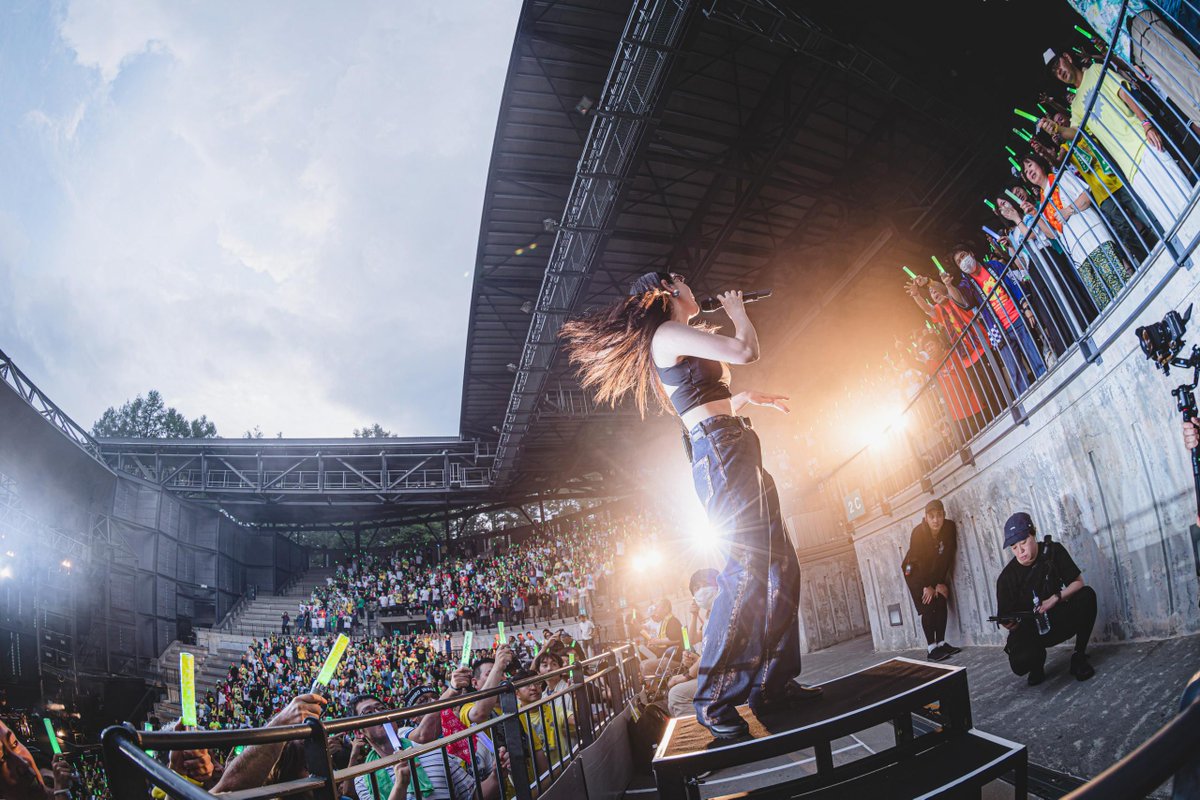 minori_contact's tweet photo. デニムジャケットは「Freedom Dreamer」で限界を迎えた！

そのあとの「不確定性原理」と「覚醒フィラメント」でめっちゃ燃え尽きて、ステージに寝転がって、ハァハァしながら青空見て、生きてるなーって感じた！

#茅原実里NM https://t.co/RCNmBPlcEG