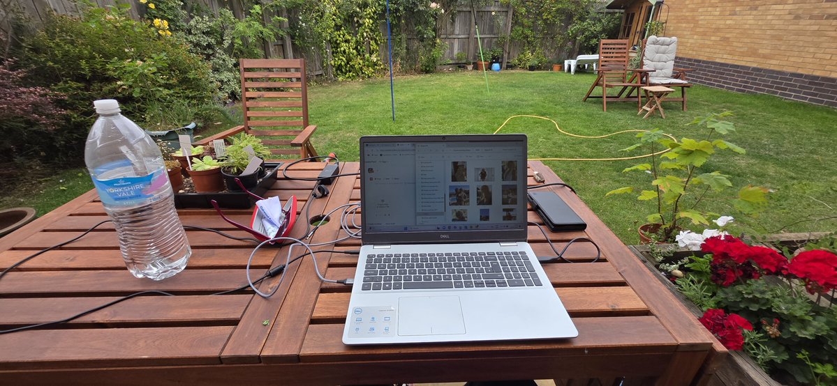 CamillaCSFW's tweet photo. Working from the garden.... 🏠🌿🌻 https://t.co/LHSjyZkvI2