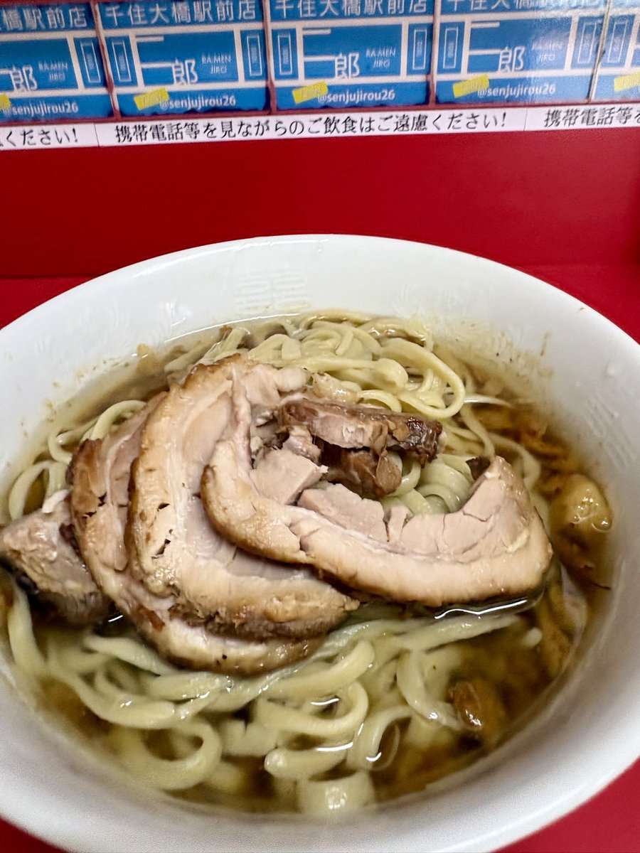ramenkyo_jidai's tweet photo. ラーメン二郎 千住大橋駅前店
小豚 1,100円(麺少なめ、野菜抜き)

醤油だれの原液よりも濃い味が舌を直撃。ここまで濃いとは。しかしこれもまた楽し。漆黒に染まるグニャグニャ極太麺。いや言い過ぎか。焦げ茶色の麺だ。とろける豚。豚も濃ゆい。生卵必須。千住大橋駅前店で野菜抜きは暴挙かもしれぬ。 https://t.co/z6mecUby2Q