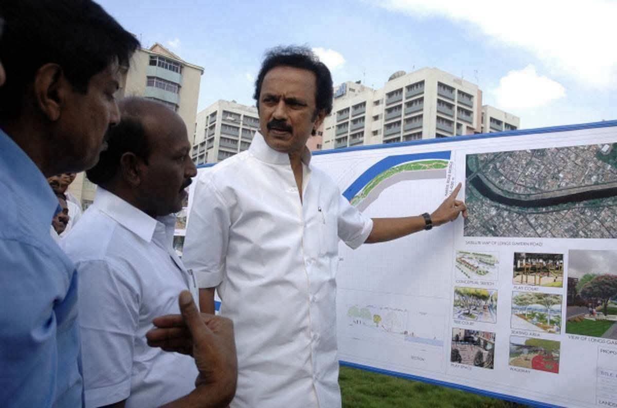 VinodhRavi4's tweet photo. கூவம் நதி சீரமைப்பு கலைஞரின்
கனவுத் திட்டம்னு திமுக ஆட்சிக்
காலத்துல சொல்லிட்டு இருந்தாங்க.
சிங்கப்பூர் நதி மாதிரி கூவம் மாறும்னு சொல்லி, சிங்கப்பூர் போய் திட்ட ஆலோசனை எல்லாம் பண்ணாங்க
போட்டோஷூட் எல்லாம் எடுத்தாங்க. இதுக்காக 1200 கோடி நிதியும் ஒதுக்குனாங்க. ஆனா, அதுக்கு
அப்புறமும் அந்த நிதி என்ன ஆச்சு,
திட்டம் என்ன ஆச்சுன்னு எதுவும் தெரியல.
அதுக்கு அப்புறம் 2 வருஷம் + 5 வருஷம்னு மொத்தம் 7 வருஷம் ஆட்சியில் இருந்தாங்க. கூவம் அப்படியேதான் இருக்கு..
இந்த லட்சணத்துல அடுத்தவங்களை
குறை சொல்றது 🤦♂️🤦♂️