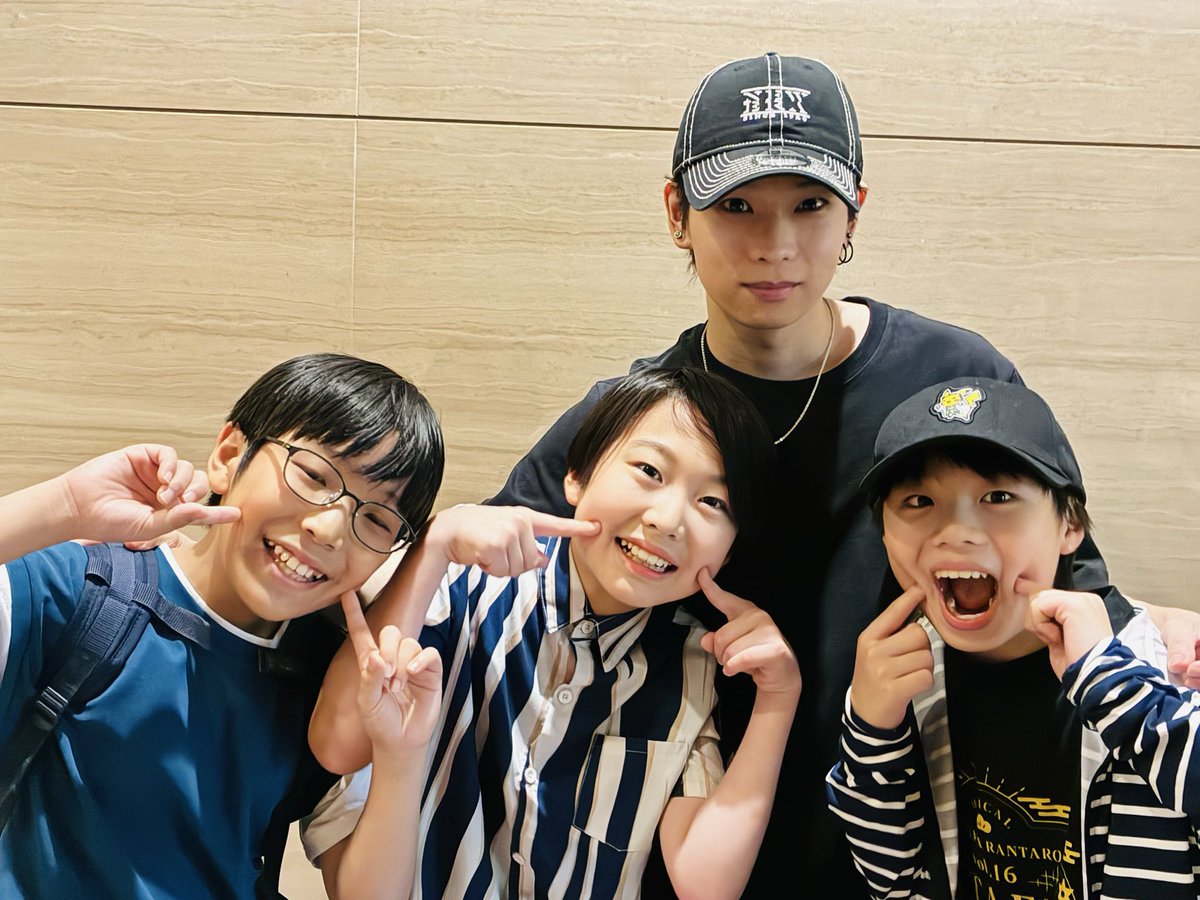 himawari_press's tweet photo. ✨🌻#忍ゲキ 11日目のショット🌻✨

8/5 ソワレ公演。#忍ミュ 15弾“A”。
子役たちがご来場！！わちゃわちゃの
＼teamひまわり🌻お届けします／

　✨🥷 行光孝綺 ＆ 野島悠生　
　✨🥷 塩田宙 ＆ 長谷川悠大

#劇団忍たま長屋  再演もお楽しみに…！！ https://t.co/jTFMmN2cyQ