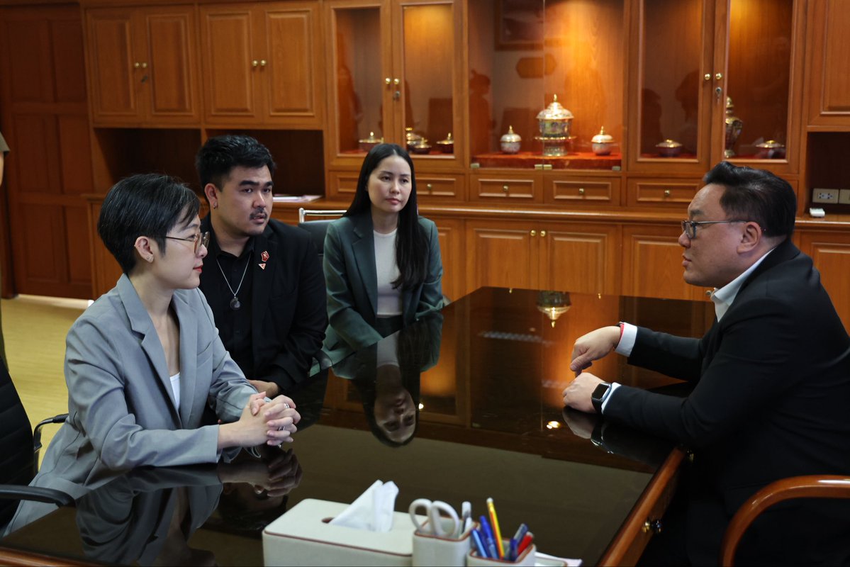 Sahassawat_kk's tweet photo. ช่วงบ่ายวันนี้ ผม และ ครูจุ๊ย กุลธิดา รุ่งเรืองเกียรติ ผู้อำนวยการมูลนิธิคณะก้าวหน้า ได้ไปเข้าพบคุณจุลพันธ์ อมรวิวัฒน์ รัฐมนตรีว่าการกระทรวงแรงงาน ที่กระทรวงแรงงาน เพื่อติดตามความคืบหน้าคดีและหารือแนวทางแก้ไขปัญหาแรงงานไทยที่ได้รับผลกระทบจากการไปเก็บเบอร์รี่ป่าในประเทศฟินแลนด์และสวีเดน พร้อมยื่นชุดข้อเสนอเชิงนโยบายเพื่อแก้ปัญหาตั้งแต่ต้นน้ำถึงปลายน้ำ
.
ที่เราต้องไปวันนี้เนื่องจากตอนนี้ ทางฟินแลนด์ มีมาตรคุมเข้มการขอวีซ่าแรงงานตามฤดูกาล (Seasonal Workers) ทำให้ในฤดูกาลนี้มีคนได้ไปเก็บเบอรี่ประมาณ 200 คน จากที่ยื่นคำขอไปประมาณ 2,000 คน  โดยเป็นผลกระทบต่อเนื่องมาจากปัญหาการค้ามนุษย์ที่เป็นคดีใหญ่สุดคดีหนึ่งในประวัติศาสตร์ฟินแลนด์ จนทำให้รัฐบาลฟินแลนด์ต้องมีมาตรการที่เข้มข้นขึ้น 
.
มาตรการที่เข้มข้นขึ้นนี้ส่วนสำคัญมาจากเรื่องความน่าเชื่อถือทั้งจากตัวบริษัทนำเข้าแรงงานที่ไม่มีมาตรฐานและความน่าเชื่อถือมากพอ ไปจนถึงการที่เรายังไม่แก้ไขปัญหาคดีที่เกิดขึ้นมาในอดีต ซึ่งถ้าหากปล่อยให้ปัญหานี้ดำเนินต่อไป อาจส่งผลให้ทางฟินแลนด์หันไปใช้แรงงานจากประเทศอื่น
.
เราจึงได้ยื่นชุดข้อเสนอเชิงนโยบาย 3 ระยะ สั้น-กลาง-ยาว เพื่อให้กระทรวงแรงงานนำไปปฏิรูปและคุ้มครองสิทธิของพี่น้องแรงงานอย่างเป็นรูปธรรม ดังนี้ครับ
.
มาตรการระยะสั้น (ทำได้ทันที)
ผมเสนอให้กระทรวงแรงงาน ทำสัญญากลางมาตรฐาน ที่รับรองโดยกระทรวงแรงงาน โดยแต่ละบริษัทจะต้องให้สิทธิประโยชน์และการคุ้มครองที่ไม่ต่ำกว่ามาตรฐานสัญญาของกระทรวงแรงงาน
ต้องมีการสร้างระบบช่วยเหลือและคุ้มครองแรงงานไทยอย่างมีประสิทธิภาพ
จัดทำคู่มือและองค์ความรู้ด้านกฎหมายเบื้องต้นของประเทศปลายทาง จัดตั้งช่องทางรับเรื่องร้องเรียนที่เข้าถึงง่ายและรวดเร็ว พร้อมเบอร์โทรศัพท์ติดต่อในภาวะฉุกเฉิน
.
2.มาตรการระยะกลาง 
จัดลำดับความน่าเชื่อถือของบริษัทจัดหางาน: สร้างระบบเครดิตและ Blacklist หากพบการกระทำผิดให้ขึ้นบัญชีดำครอบคลุมไปถึงกรรมการบริษัท ตรวจสอบนอมินี และเพิกถอนใบอนุญาตทันที
บังคับใช้ระบบการโอนเงินผ่านบัญชีธนาคารเท่านั้น: ยกเลิกการใช้เงินสด เพื่อป้องกันการสวมรอยค่าใช้จ่ายและการใช้แรงงานแบบขัดหนี้
กลไกตรวจสอบมาตรฐานร่วม: ประสานงานกับกระทรวงแรงงานฟินแลนด์ ส่งเจ้าหน้าที่จากไทยไปสุ่มตรวจสภาพการทำงานในพื้นที่จริง พร้อมจัดระบบสุ่มตรวจหลังเดินทางกลับไทยว่าได้รับสิทธิ สวัสดิการ และรายได้ตรงตามสัญญาหรือไม่
.
3.มาตรการระยะยาว
แก้ไข พรบ.จัดหางานและคุ้มครองคนหางาน: ปรับปรุงกฎหมายให้ทันสมัยและครอบคลุมรูปแบบการจ้างงานข้ามชาติในปัจจุบัน
จัดทำข้อตกลงทวิภาคี: เปลี่ยนผ่านจากระบบนายหน้า สู่การผลักดันข้อตกลงระดับรัฐบาลต่อรัฐบาล (G2G) ระหว่างไทยและประเทศปลายทาง เพื่อคุ้มครองสิทธิแรงงานตามมาตรฐานสากลอย่างยั่งยืน
.
จากการหารือนี้ท่านรัฐมนตรีฯ ได้ให้ความเห็นว่า เห็นชอบกับข้อเสนอเบื้องต้น โดยเฉพาะมาตรการระยะสั้นที่จะหาแนวทางดำเนินการให้เกิดขึ้นโดยเร็ว ส่วนมาตรการระยะกลางและระยะยาว จะนำไปหารือภายในกระทรวงแรงงานและร่วมพูดคุยรายละเอียดร่วมกัน
.
ปัญหานี้เป็นปัญหาที่เกิดขึ้นในอดีตตั้งแต่รัฐมนตรีกระทรวงแรงงานคนก่อนๆ ที่ผ่านมา ซึ่งไม่มีรัฐมนตรีคนใดมีการขยับประเด็นนี้ เพื่อแก้ไขปัญหาที่ต้นตออย่างเป็นรูปธรรม
วันนี้จึงคาดหวังจากคุณจุลพันธ์ อมรวิวัฒน์ ในฐานะรัฐมนตรีคนปัจจุบัน ว่าในสมัยของท่านเราจะสามารถแก้ปัญหานี้และยกระดับมาตรฐานการส่งออกแรงงานได้ในที่สุด รวมถึงติดตามคดีที่เคยเกิดขึ้นในอดีตเพื่อทวงคืนความเชิ่อมั่นของประเทศเรากลับมา