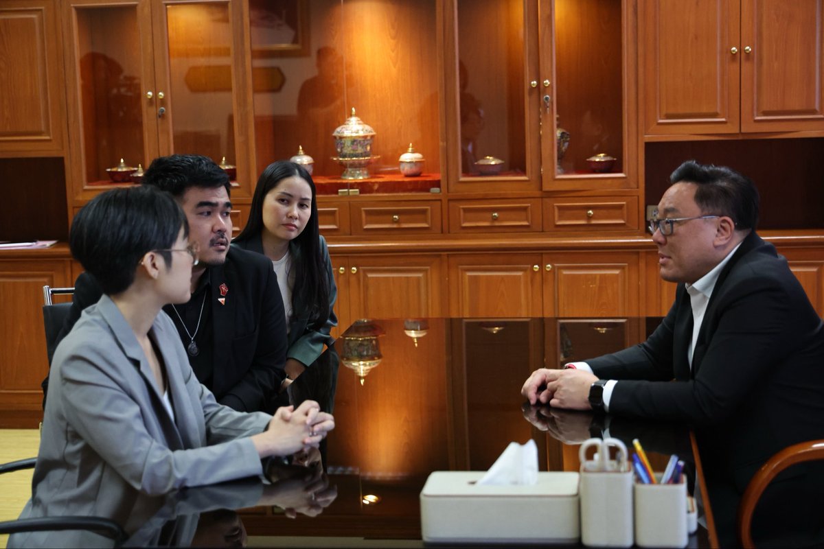 Sahassawat_kk's tweet photo. ช่วงบ่ายวันนี้ ผม และ ครูจุ๊ย กุลธิดา รุ่งเรืองเกียรติ ผู้อำนวยการมูลนิธิคณะก้าวหน้า ได้ไปเข้าพบคุณจุลพันธ์ อมรวิวัฒน์ รัฐมนตรีว่าการกระทรวงแรงงาน ที่กระทรวงแรงงาน เพื่อติดตามความคืบหน้าคดีและหารือแนวทางแก้ไขปัญหาแรงงานไทยที่ได้รับผลกระทบจากการไปเก็บเบอร์รี่ป่าในประเทศฟินแลนด์และสวีเดน พร้อมยื่นชุดข้อเสนอเชิงนโยบายเพื่อแก้ปัญหาตั้งแต่ต้นน้ำถึงปลายน้ำ
.
ที่เราต้องไปวันนี้เนื่องจากตอนนี้ ทางฟินแลนด์ มีมาตรคุมเข้มการขอวีซ่าแรงงานตามฤดูกาล (Seasonal Workers) ทำให้ในฤดูกาลนี้มีคนได้ไปเก็บเบอรี่ประมาณ 200 คน จากที่ยื่นคำขอไปประมาณ 2,000 คน  โดยเป็นผลกระทบต่อเนื่องมาจากปัญหาการค้ามนุษย์ที่เป็นคดีใหญ่สุดคดีหนึ่งในประวัติศาสตร์ฟินแลนด์ จนทำให้รัฐบาลฟินแลนด์ต้องมีมาตรการที่เข้มข้นขึ้น 
.
มาตรการที่เข้มข้นขึ้นนี้ส่วนสำคัญมาจากเรื่องความน่าเชื่อถือทั้งจากตัวบริษัทนำเข้าแรงงานที่ไม่มีมาตรฐานและความน่าเชื่อถือมากพอ ไปจนถึงการที่เรายังไม่แก้ไขปัญหาคดีที่เกิดขึ้นมาในอดีต ซึ่งถ้าหากปล่อยให้ปัญหานี้ดำเนินต่อไป อาจส่งผลให้ทางฟินแลนด์หันไปใช้แรงงานจากประเทศอื่น
.
เราจึงได้ยื่นชุดข้อเสนอเชิงนโยบาย 3 ระยะ สั้น-กลาง-ยาว เพื่อให้กระทรวงแรงงานนำไปปฏิรูปและคุ้มครองสิทธิของพี่น้องแรงงานอย่างเป็นรูปธรรม ดังนี้ครับ
.
มาตรการระยะสั้น (ทำได้ทันที)
ผมเสนอให้กระทรวงแรงงาน ทำสัญญากลางมาตรฐาน ที่รับรองโดยกระทรวงแรงงาน โดยแต่ละบริษัทจะต้องให้สิทธิประโยชน์และการคุ้มครองที่ไม่ต่ำกว่ามาตรฐานสัญญาของกระทรวงแรงงาน
ต้องมีการสร้างระบบช่วยเหลือและคุ้มครองแรงงานไทยอย่างมีประสิทธิภาพ
จัดทำคู่มือและองค์ความรู้ด้านกฎหมายเบื้องต้นของประเทศปลายทาง จัดตั้งช่องทางรับเรื่องร้องเรียนที่เข้าถึงง่ายและรวดเร็ว พร้อมเบอร์โทรศัพท์ติดต่อในภาวะฉุกเฉิน
.
2.มาตรการระยะกลาง 
จัดลำดับความน่าเชื่อถือของบริษัทจัดหางาน: สร้างระบบเครดิตและ Blacklist หากพบการกระทำผิดให้ขึ้นบัญชีดำครอบคลุมไปถึงกรรมการบริษัท ตรวจสอบนอมินี และเพิกถอนใบอนุญาตทันที
บังคับใช้ระบบการโอนเงินผ่านบัญชีธนาคารเท่านั้น: ยกเลิกการใช้เงินสด เพื่อป้องกันการสวมรอยค่าใช้จ่ายและการใช้แรงงานแบบขัดหนี้
กลไกตรวจสอบมาตรฐานร่วม: ประสานงานกับกระทรวงแรงงานฟินแลนด์ ส่งเจ้าหน้าที่จากไทยไปสุ่มตรวจสภาพการทำงานในพื้นที่จริง พร้อมจัดระบบสุ่มตรวจหลังเดินทางกลับไทยว่าได้รับสิทธิ สวัสดิการ และรายได้ตรงตามสัญญาหรือไม่
.
3.มาตรการระยะยาว
แก้ไข พรบ.จัดหางานและคุ้มครองคนหางาน: ปรับปรุงกฎหมายให้ทันสมัยและครอบคลุมรูปแบบการจ้างงานข้ามชาติในปัจจุบัน
จัดทำข้อตกลงทวิภาคี: เปลี่ยนผ่านจากระบบนายหน้า สู่การผลักดันข้อตกลงระดับรัฐบาลต่อรัฐบาล (G2G) ระหว่างไทยและประเทศปลายทาง เพื่อคุ้มครองสิทธิแรงงานตามมาตรฐานสากลอย่างยั่งยืน
.
จากการหารือนี้ท่านรัฐมนตรีฯ ได้ให้ความเห็นว่า เห็นชอบกับข้อเสนอเบื้องต้น โดยเฉพาะมาตรการระยะสั้นที่จะหาแนวทางดำเนินการให้เกิดขึ้นโดยเร็ว ส่วนมาตรการระยะกลางและระยะยาว จะนำไปหารือภายในกระทรวงแรงงานและร่วมพูดคุยรายละเอียดร่วมกัน
.
ปัญหานี้เป็นปัญหาที่เกิดขึ้นในอดีตตั้งแต่รัฐมนตรีกระทรวงแรงงานคนก่อนๆ ที่ผ่านมา ซึ่งไม่มีรัฐมนตรีคนใดมีการขยับประเด็นนี้ เพื่อแก้ไขปัญหาที่ต้นตออย่างเป็นรูปธรรม
วันนี้จึงคาดหวังจากคุณจุลพันธ์ อมรวิวัฒน์ ในฐานะรัฐมนตรีคนปัจจุบัน ว่าในสมัยของท่านเราจะสามารถแก้ปัญหานี้และยกระดับมาตรฐานการส่งออกแรงงานได้ในที่สุด รวมถึงติดตามคดีที่เคยเกิดขึ้นในอดีตเพื่อทวงคืนความเชิ่อมั่นของประเทศเรากลับมา