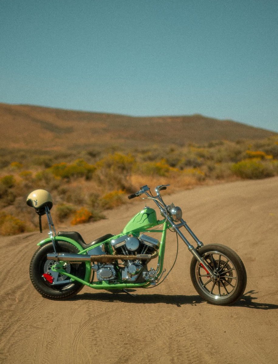 LowbrowCustoms's tweet photo. No it's not a mirage.. that is in fact a bitchin' evo chop sitting in front of your face! DAMN @slowspeedftw good work #choppershit #evochop #bigtwin #choppers #chopshit https://t.co/kcCdR32ZB5
