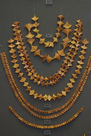 helencftroy's tweet photo. bronze age (minoan and mycenaean) fashion https://t.co/HPxQ8mIQg5