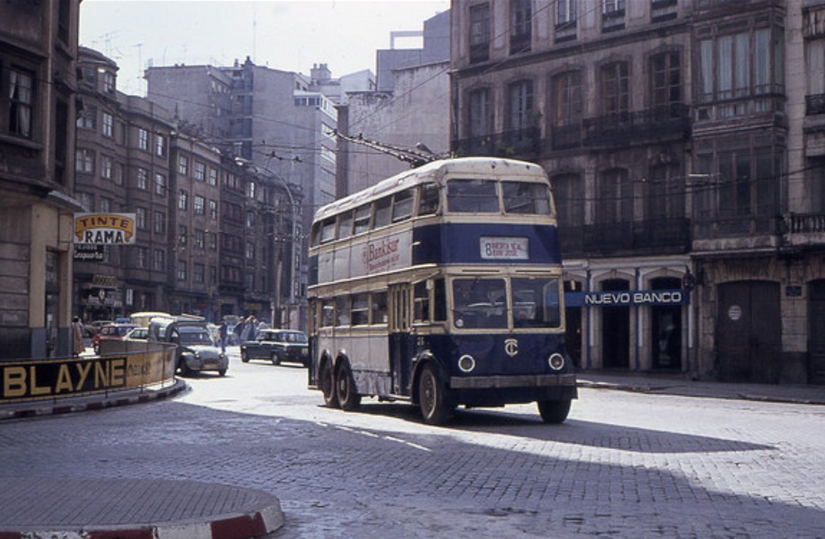 TranviasCoruna's tweet photo. 📷 A Coruña, finais dos 70. Un dos trolebuses da antigua liña 8. Saberías dicir onde é?
-------------
📷 A Coruña, finales de los 70. Uno de los trolebuses de la antigua línea 8. ¿Sabrías decir dónde se encuentra? https://t.co/lcota4S2kh