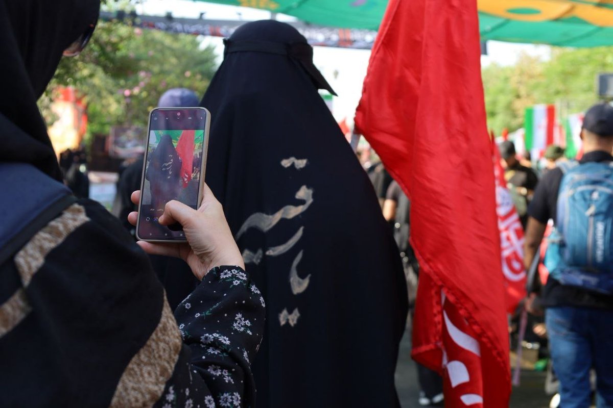 Nafisehpeyman's tweet photo. همه رفتند سمت کربلا... و ما ماندیم؛ اما دلمان را به زیارت جاماندگان سپردیم. امروز در شاه عبدالعظیم حسنی(ع)، به یاد رهبر شهیدمان و شهدای مظلوم مدرسه میناب قدم زدیم. کربلا فقط یک مقصد نیست؛ راهی‌ست که با یاد شهدا ادامه پیدا می‌کند. #جاماندگان_اربعین https://t.co/C1bLwkpLel