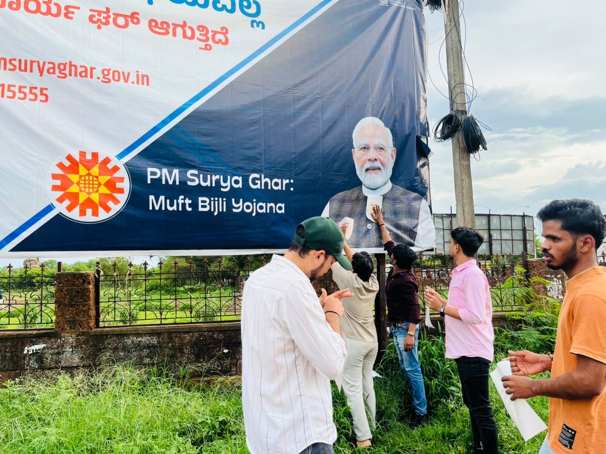 IYCKarnataka's tweet photo. ಅಪ್ರಾಪ್ತರ ಮೇಲಿನ ಎಕೆ-47 ಹಾಗೂ ಪೆಲೆಟ್ ಗನ್ ದಾಳಿಯನ್ನು ಖಂಡಿಸಿ ಇಂದು ಬೀದರ್ ನಗರದಲ್ಲಿ ಪ್ರತಿಭಟನೆ. ಬೀದರ್ ದಕ್ಷಿಣ ವಿಧಾನಸಭಾ ಕ್ಷೇತ್ರದ ಸೈಯದ್ ಅತೀಕ್ ನೇತೃತ್ವದಲ್ಲಿ ಸೇರಿದ ಯುವ ಕಾಂಗ್ರೆಸ್ ಕಾರ್ಯಕರ್ತರು, ಪ್ರಧಾನಿ ಮೋದಿಯವರ ಭಾವಚಿತ್ರಕ್ಕೆ ಜನರ ಭಾವನೆಗಳನ್ನು ಬಿಂಬಿಸುವ ಸ್ಟಿಕ್ಕರ್ ಅಂಟಿಸಿ ತಮ್ಮ ವಿರೋಧ ದಾಖಲಿಸಿದರು. https://t.co/fD96FsbvcI