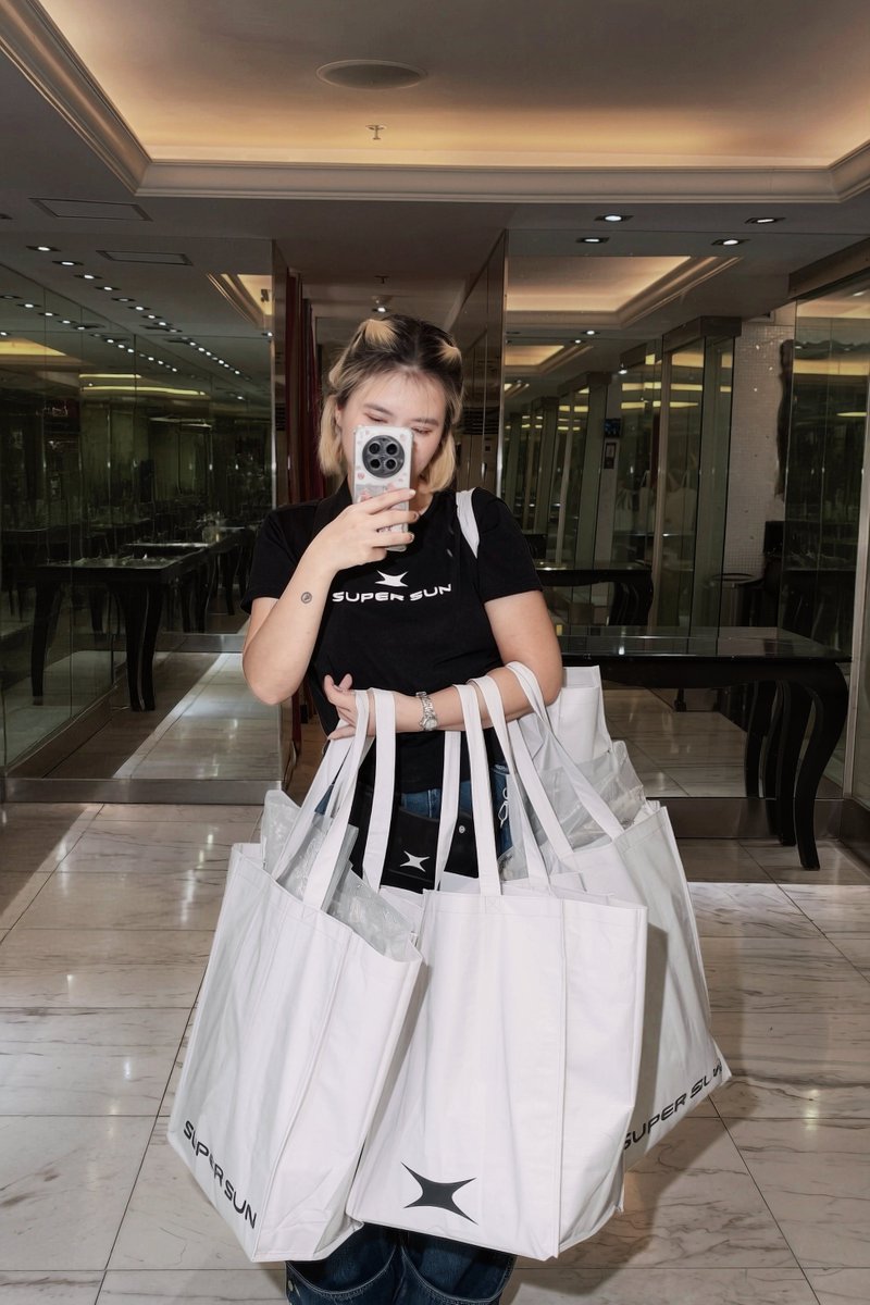 RoseZira's tweet photo. ตอนแรกตั้งใจจะหาร 10,000 เพื่อเอาของแจก 10 คนแรก แล้วกลับบ้านนอน
ไปๆมาๆ นู่นก็อยากได้ นี่ก็อยากได้ แวะมาอีกทีตอนเปิด walk-in หมดไปอีกสามหมื่นแบบงงๆ วันนี้ซื้อ SUPER SUN  ฉ่ำมากกกก ทั้งซื้อเอง ทั้งฝากเพื่อนซื้อ เพราะเพื่อนต้องการเติมยอดอีก  😄😁
คนเราจำเป็นต้องมีเสื้อรุ่นเดียวกัน แต่หลายไซส์หรือเปล่า 
แต่ที่แน่ๆ แม่มีเสื้อผ้าใส่ทั้งปีแล้วพึกเอ๊ยยยย 🤣🤣🤣🤣 

#ZeePruk @zee_pruk 
#SUPERSUN @ssupersun #SUPERSUNxSIAMCENTER #SUPERSUNPOPUPINBKK