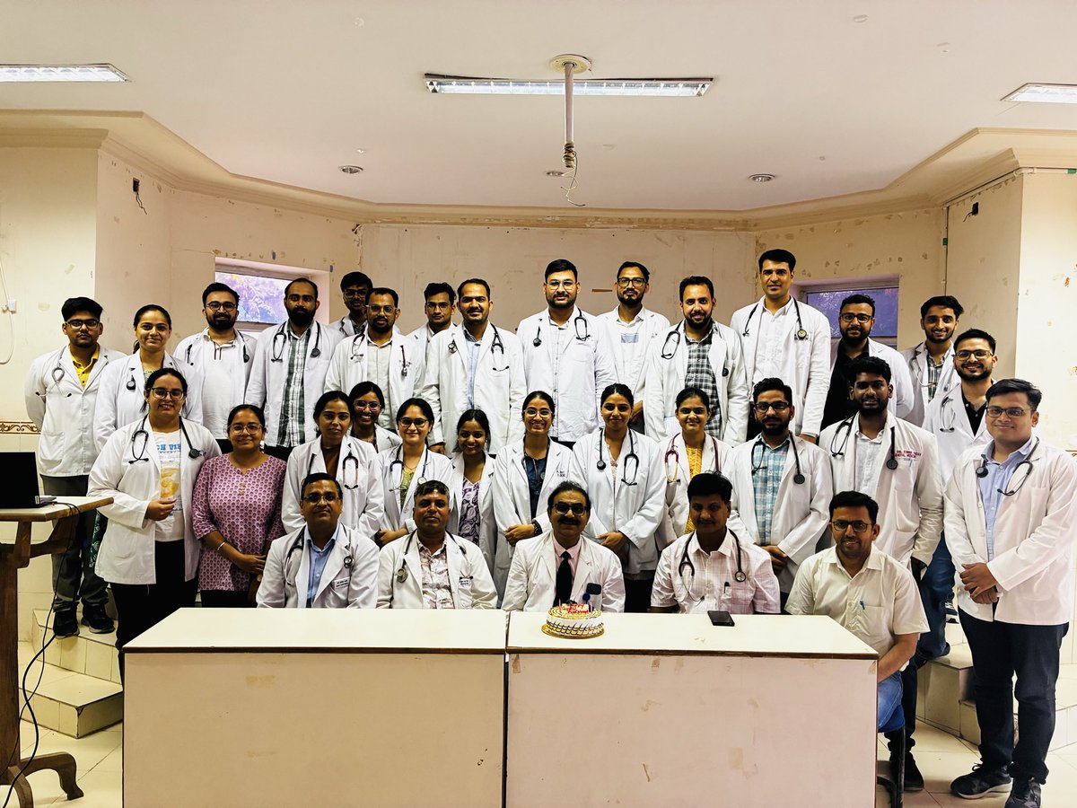 vbsingh22's tweet photo. Guru purnima function at geriatric hospital bikaner https://t.co/bDCgenVKns