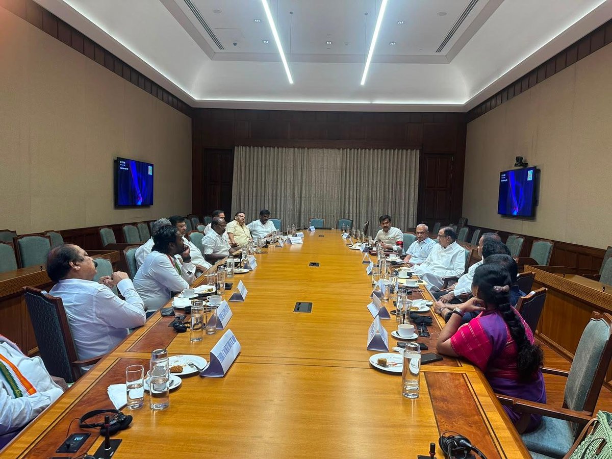 duraivaikooffl's tweet photo. இன்று (05.08.2026), நாடாளுமன்ற வளாகத்தில் உள்ள ஒரு அரங்கில் நடைபெற்ற, தமிழ்நாடு உள்ளிட்ட தென் மாநிலங்களுக்கு பாதிப்பை ஏற்படுத்தக்கூடிய தொகுதி மறுவரையறை மசோதா  (Delimitation Bill) தொடர்பான ஆலோசனைக் கூட்டத்தில், இந்தியா கூட்டணியைச் சேர்ந்த தமிழ்நாட்டு நாடாளுமன்ற உறுப்பினர்கள் அனைவரும் பங்கேற்றனர்.

அக்கூட்டத்தில் நானும் கலந்து கொண்டு எனது கருத்துக்களை பதிவு செய்தேன்.
-
துரை வைகோ
நாடாளுமன்ற உறுப்பினர் - திருச்சி,
மறுமலர்ச்சி திமுக,
05.08.2026
புது தில்லி.

#DuraiVaiko #tvk #mdmk #cmvijay #delimitation