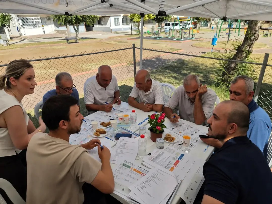 atolye01's tweet photo. Çocuk oyun ve spor alanlarından dinlenme mekânlarına kadar tüm detayları, alanı en iyi tanıyan mahallelilerle haritalar üzerinde tasarladık. Birlikte düşünerek daha yaşanabilir kamusal alanlar oluşturmaya devam ediyoruz. https://t.co/7818JIOFoP