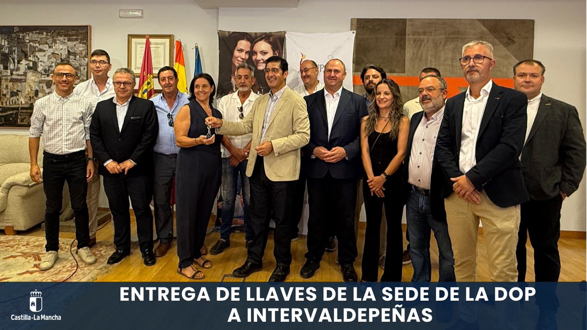 AgriculturaClm's tweet photo. 🍇 El Gobierno regional pone en valor la fortaleza del sector vitivinícola, que supera los 300 millones en exportaciones hasta mayo. 

🗝️ Cesión de la sede de la DOP Valdepeñas a la nueva Asociación Interprofesional del Vino, INTERVALDEPEÑAS.

🔗 https://t.co/8spPkert5t https://t.co/IiwzWacI6I