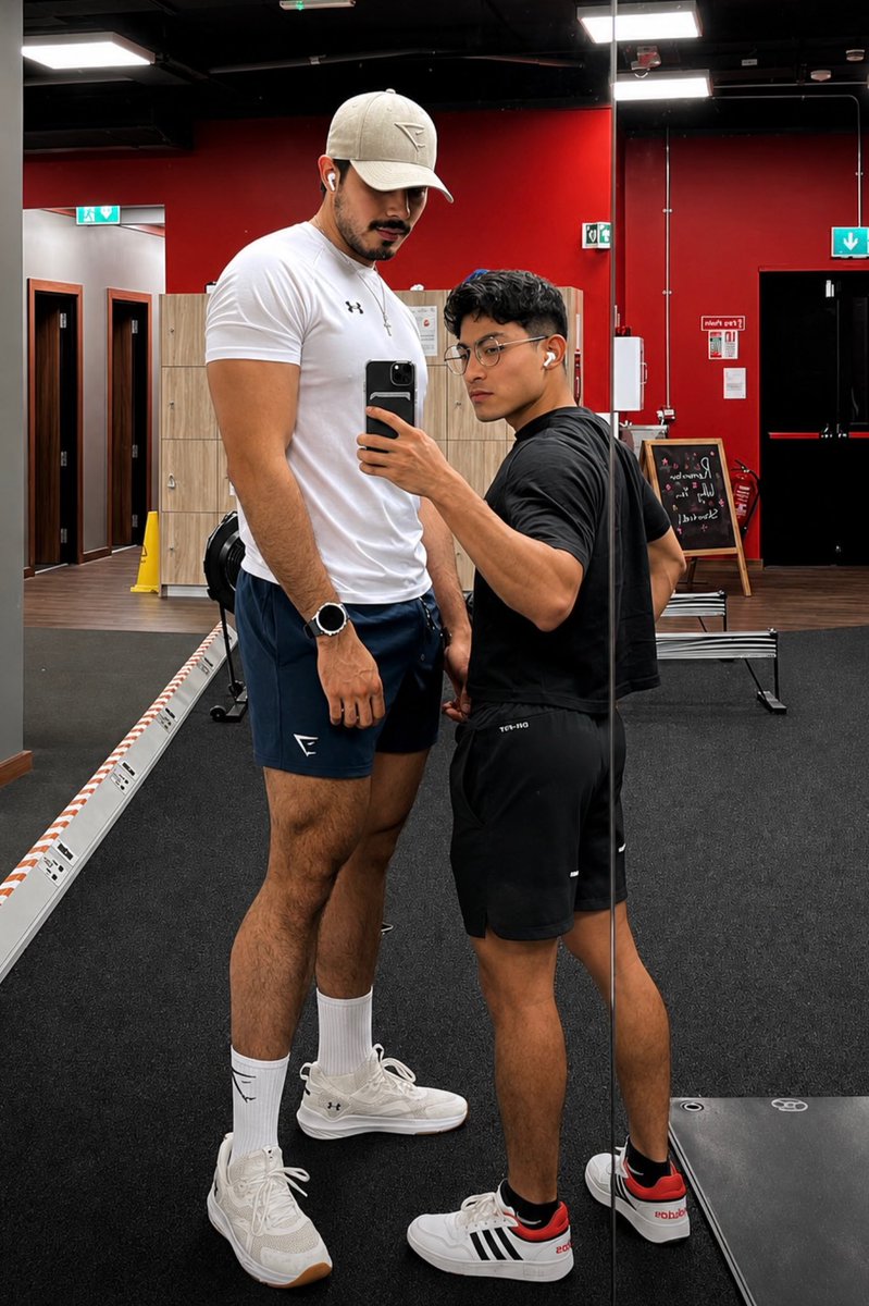 realethann5's tweet photo. Does height difference make couples more attractive, or doesn’t it matter??? https://t.co/E4tp5aodMM