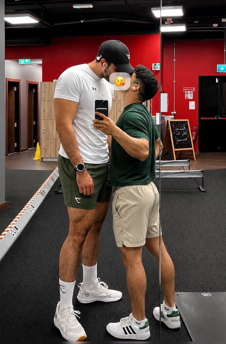 realethann5's tweet photo. Does height difference make couples more attractive, or doesn’t it matter??? https://t.co/E4tp5aodMM
