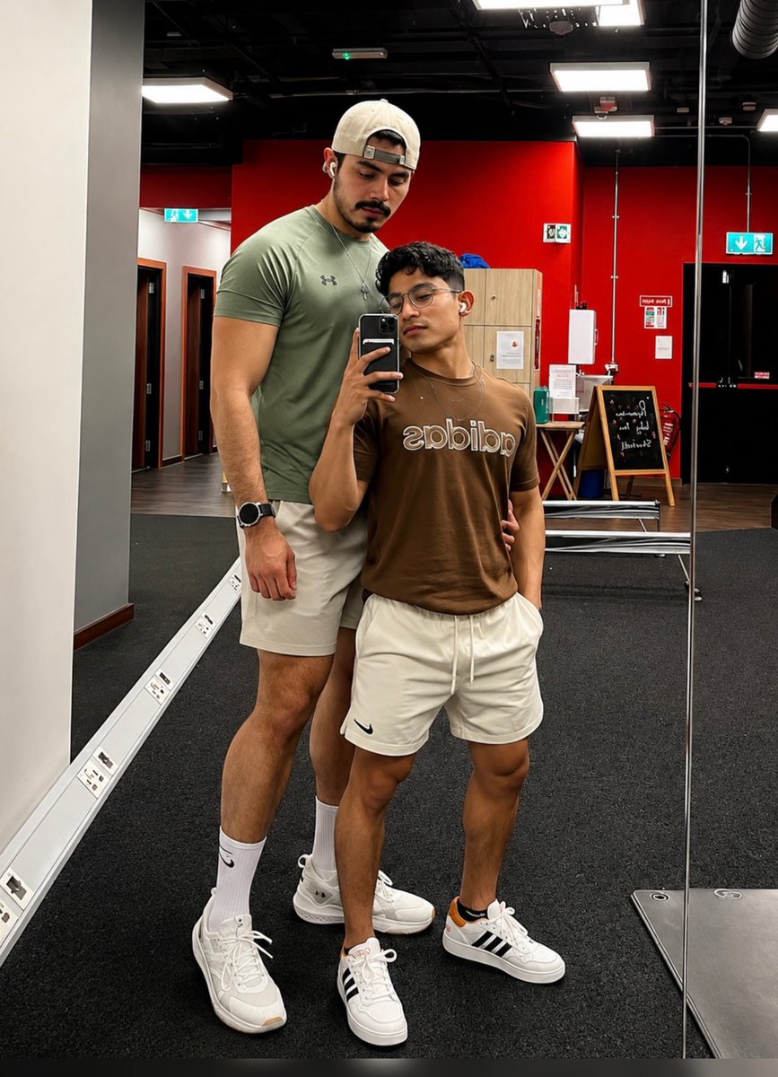 realethann5's tweet photo. Does height difference make couples more attractive, or doesn’t it matter??? https://t.co/E4tp5aodMM