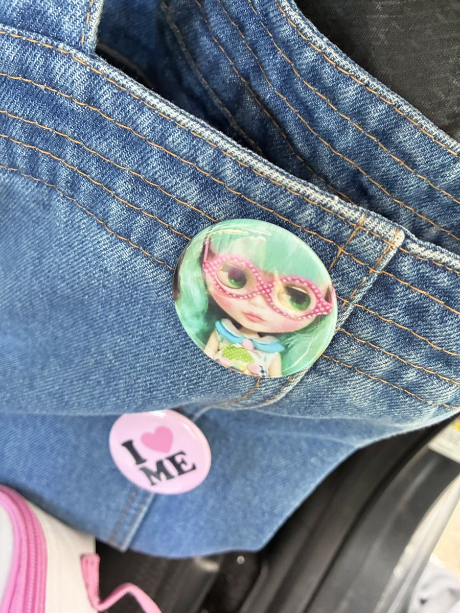faelocket's tweet photo. i am trapped inside a button pin cant get out!! :3 #workbag 💛 https://t.co/eFpSrA6QVI