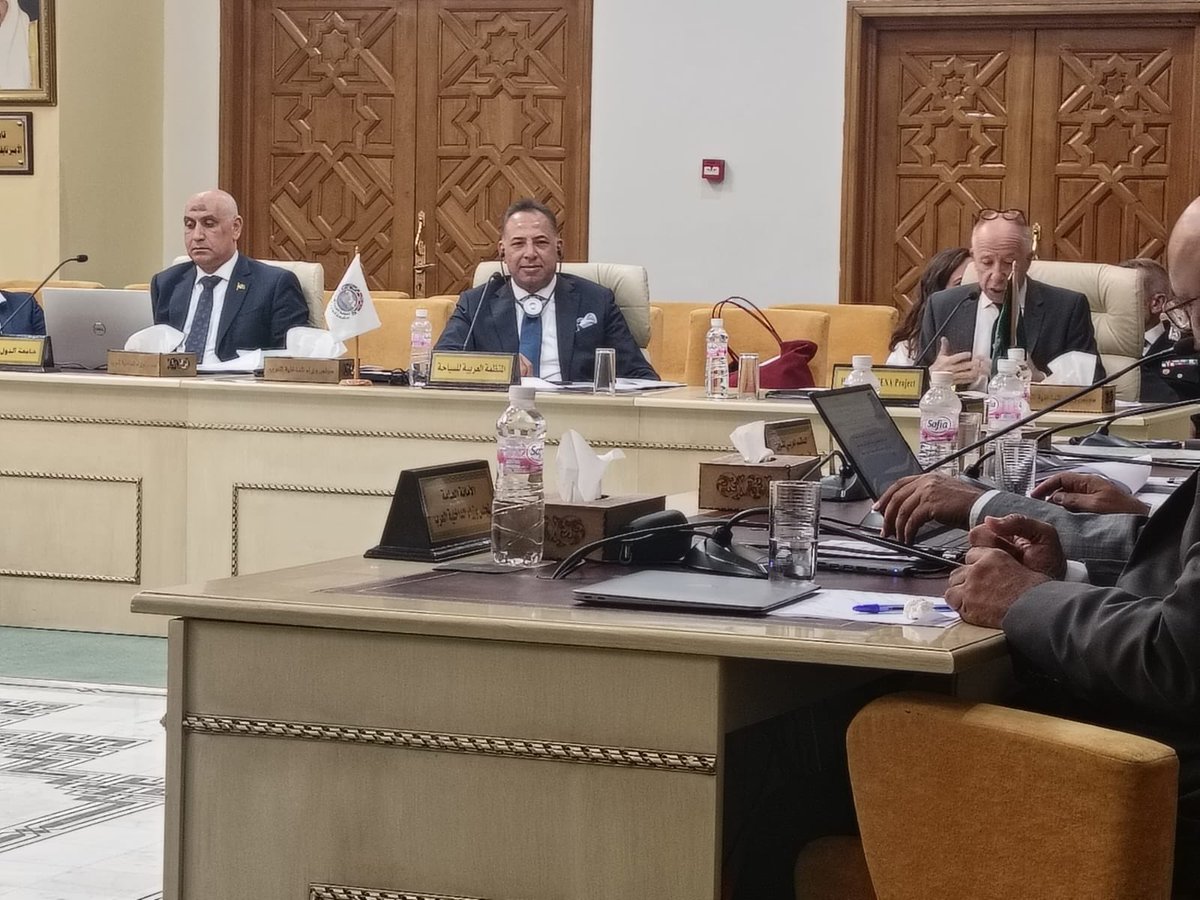 tna_media24's tweet photo. المنظمة العربية للسياحة تدعو لاعتماد الرقم الموحد 126 لخدمة السائحين

تونس - جدة 
شاركت المنظمة العربية للسياحة في أعمال المؤتمر العربي الثاني عشر للمسؤولين عن الأمن السياحي بمقر الأمانة العامة لمجلس وزراء الداخلية العرب في الجمهورية التونسية، والذي ترأسه اللواء السنوسي صالح السنوسي رئيس المؤتمر ، وبمشاركة رؤساء وأعضاء الوفود العربية.

وأوضح اللواء حسام أحمد عبد الحليم مستشار رئيس المنظمة العربية للسياحة للأمن السياحي بأن مشاركة المنظمة في الاجتماع تأتي من خلال التعاون المشترك فيما بين المنظمة والأمانة لمجلس وزراء الداخلية العربية لخدمة السياحة العربية من خلال تعزيز الأمن السياحي الذي يعد رافد مهماً للتنمية السياحية العربية مواصلا بأن الاجتماع بدأ بكلمة لمعالي الأمين العام لمجلس وزراء الداخلية العرب، الدكتور محمد بن علي كومان، الذي تحدث في كلمته عن قطاع السياحة وبما يمثله من ركيزة أساسية في اقتصادات الدول العربية، لكنه يظل من أكثر القطاعات ارتباطًا بتوافر بيئة أمنية مستقرة، مشددًا على أهمية تعزيز التعاون العربي المشترك لحماية القطاع ودعم استدامة نموه.
وقال اللواء حسام عبد الحليم بأن جدول أعمال المؤتمر في دورته الحالية يناقش تجارب ثلاث دول عربية في مجال الأمن السياحي، في إطار تبادل الخبرات وأفضل الممارسات، إلى جانب مناقشة سبل مكافحة سرقة الآثار وتهريبها عبر الحدود، وخاصة المبادرة الليبية المقدمة في هذا المجال . كما سيناقش المؤتمر : توظيف التقنيات الحديثة في دعم منظومة الأمن السياحي في الدول العربية من خلال تعزيز الرقابة اللحظية للمرافق، مكافحة الجرائم العابرة للحدود وتهريب الآثار، إدارة الأزمات والكوارث بدقة، وتوفير بيئة آمنة تدعم التنمية الاقتصادية المستدامة واستخدام الذكاء الاصطناعي وتحليل البيانات  وحماية التراث والآثار باستخدام التقنيات الرقمية المتقدمة لتوثيق ومراقبة المواقع الأثرية والتصدي لسرقتها وتهريبها عبر الحدود وإدارة الأزمات والكوارث بإنشاء مراكز أمن وحماية ذكية ومتكاملة بالقرب من المواقع الحيوية.
وأشار عبد الحليم بأنه تم التوافق أثناء المؤتمر على تنظيم الدورة الرابعة لمؤتمر الأمن السياحي بتونس في عام 2027م وذلك على هامش اختيار تونس عاصمة للسياحة العربية في هذا العام  أيضاً تبنت المنظمة العربية للسياحة تقديم مقترح حول تخصيص خط هاتفي موحد 126 لتلقى بلاغات السائحين  عند تعرضهم لأي مشاكل أثناء رحلاتهم السياحية بكافه الدول العربية استرشاداً بتجربة جمهورية مصر العربية في هذا المجال. عبر موظفين مؤهلين يجيدوا التحدث بعدة لغات .
من جهة أخرى ستضيف العاصمة التونسية غدًا، اجتماع اللجنة المشتركة من وزارات الداخلية والعدل والسياحة والثقافة في الدول العربية، لإعداد مشروع قانون عربي استرشادي لحماية الآثار والتراث الوطني، بهدف مساعدة الدول الأعضاء على تطوير تشريعاتها الوطنية في هذا المجال وأن المؤتمر سيناقش أيضًا إعداد هيكل تنظيمي استرشادي لمنظومة الأمن السياحي في الدول العربية، بما يسهم في تطوير أداء الأجهزة المعنية وتعزيز قدرتها على حماية المقاصد السياحية.